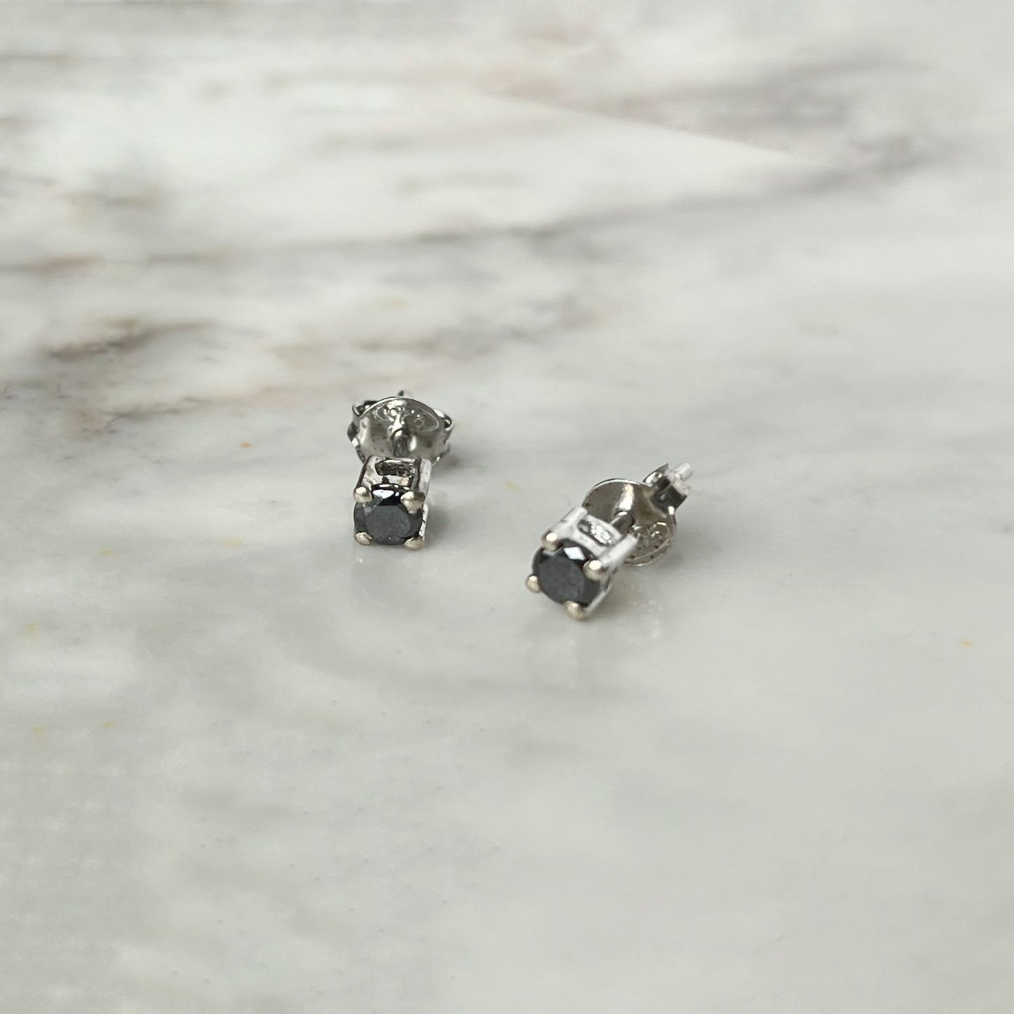 Aretes de plata con diamantes negros 0.40ctw