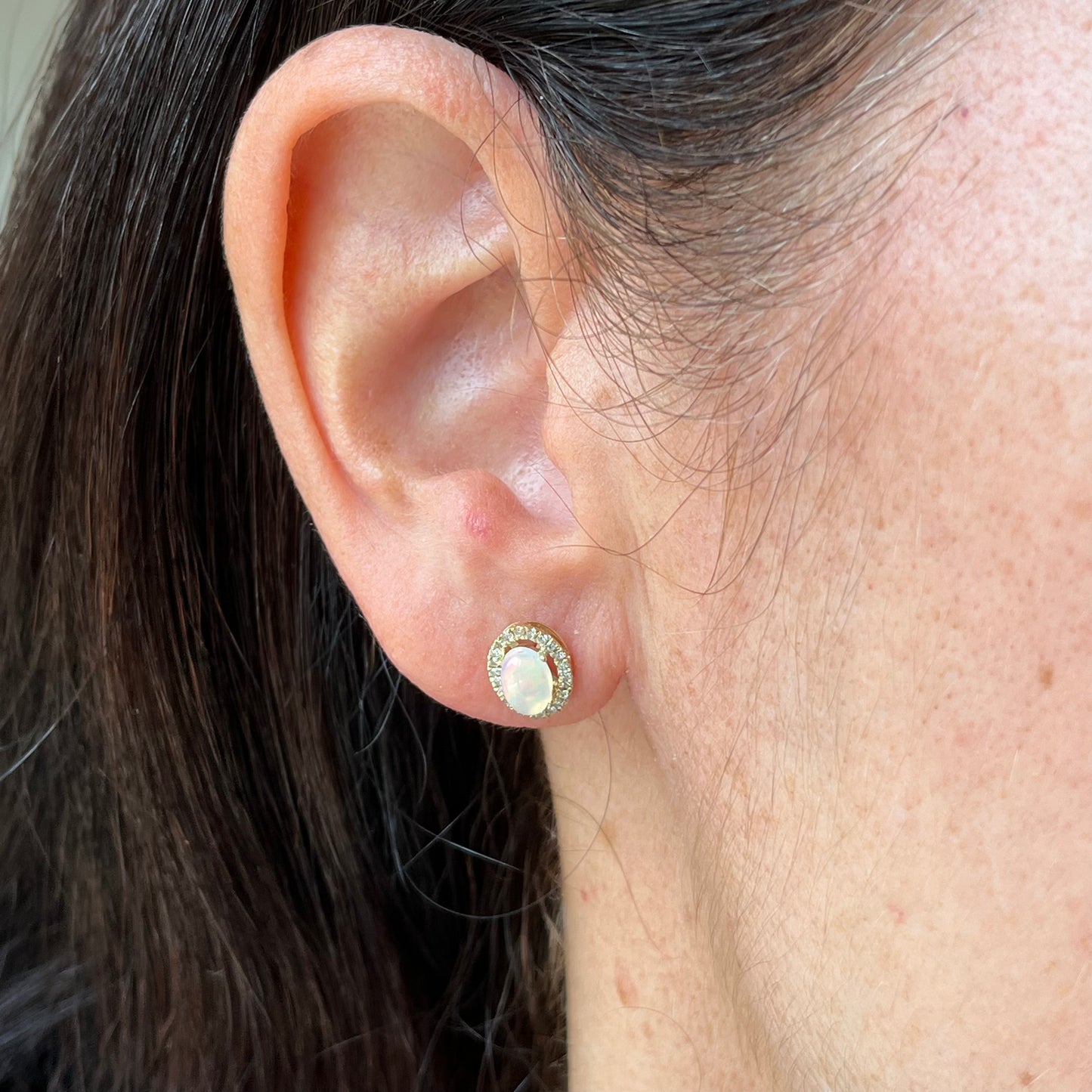 Aretes en oro amarillo 10k con ópalos ovalados y halo de diamantes 0.15ctw