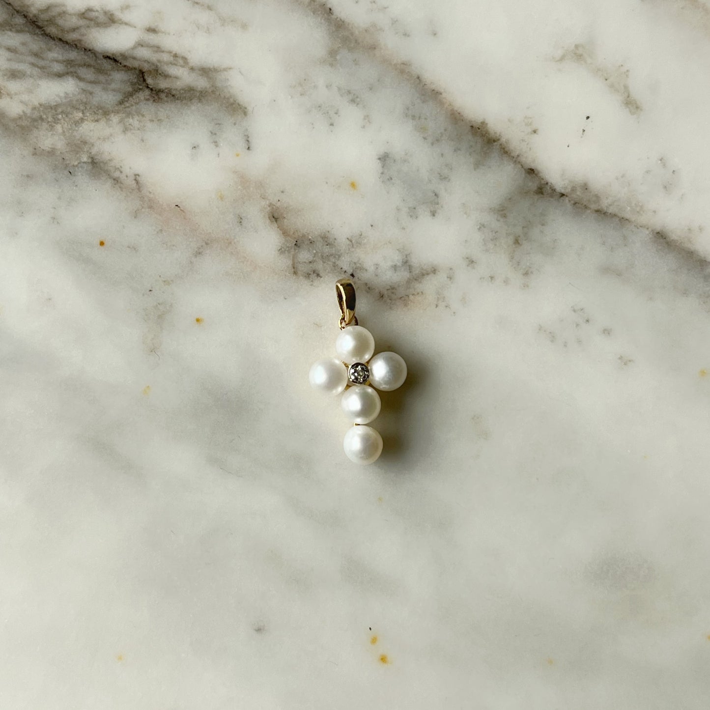 Dije de cruz de perlas con diamante 0.02ctw en oro amarillo 14k