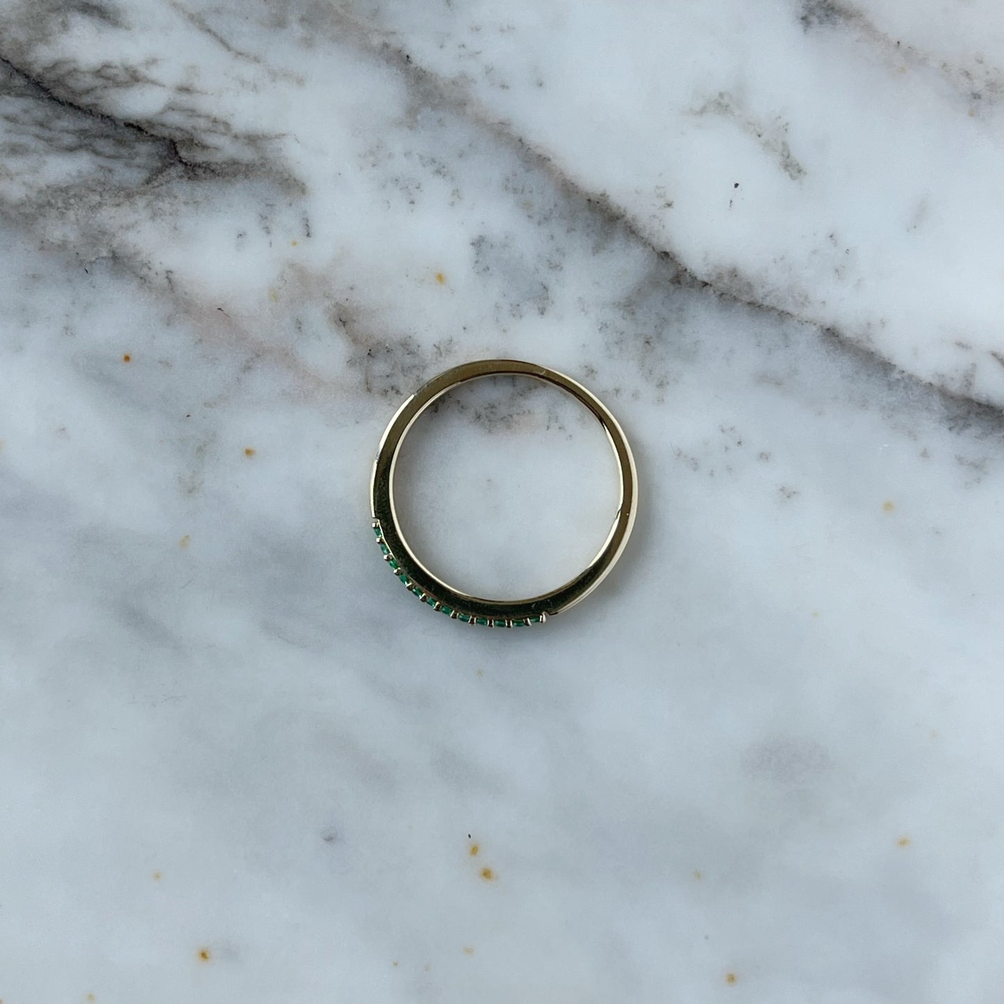 Anillo medio cintillo en oro amarillo 14k con esmeraldas