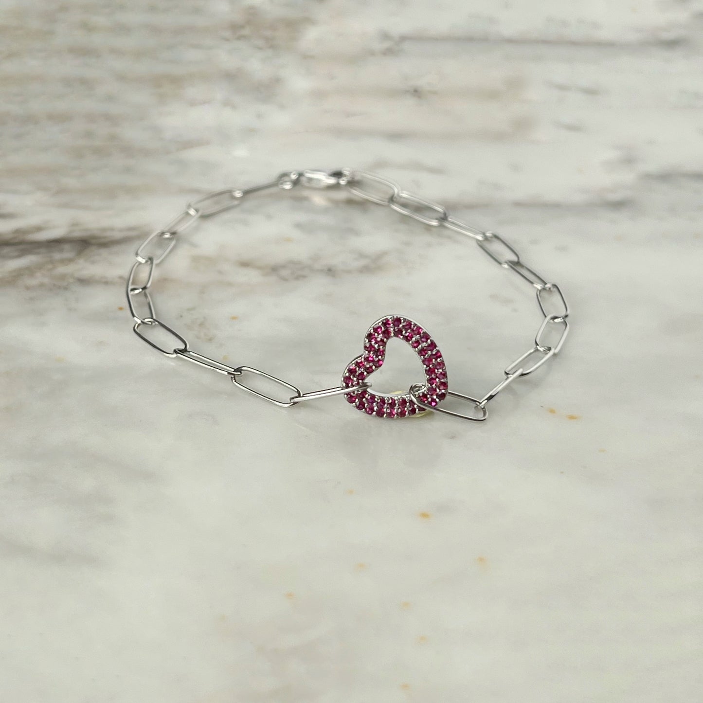 Pulsera paperclip en oro blanco 18K con dije de corazón y rubíes 0.24ctw