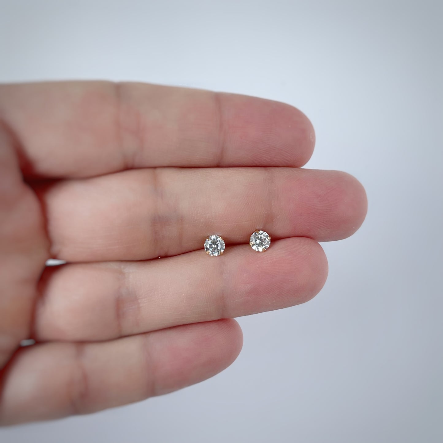Aretes en oro amarillo 18k con circones de 4mm con broche rosca