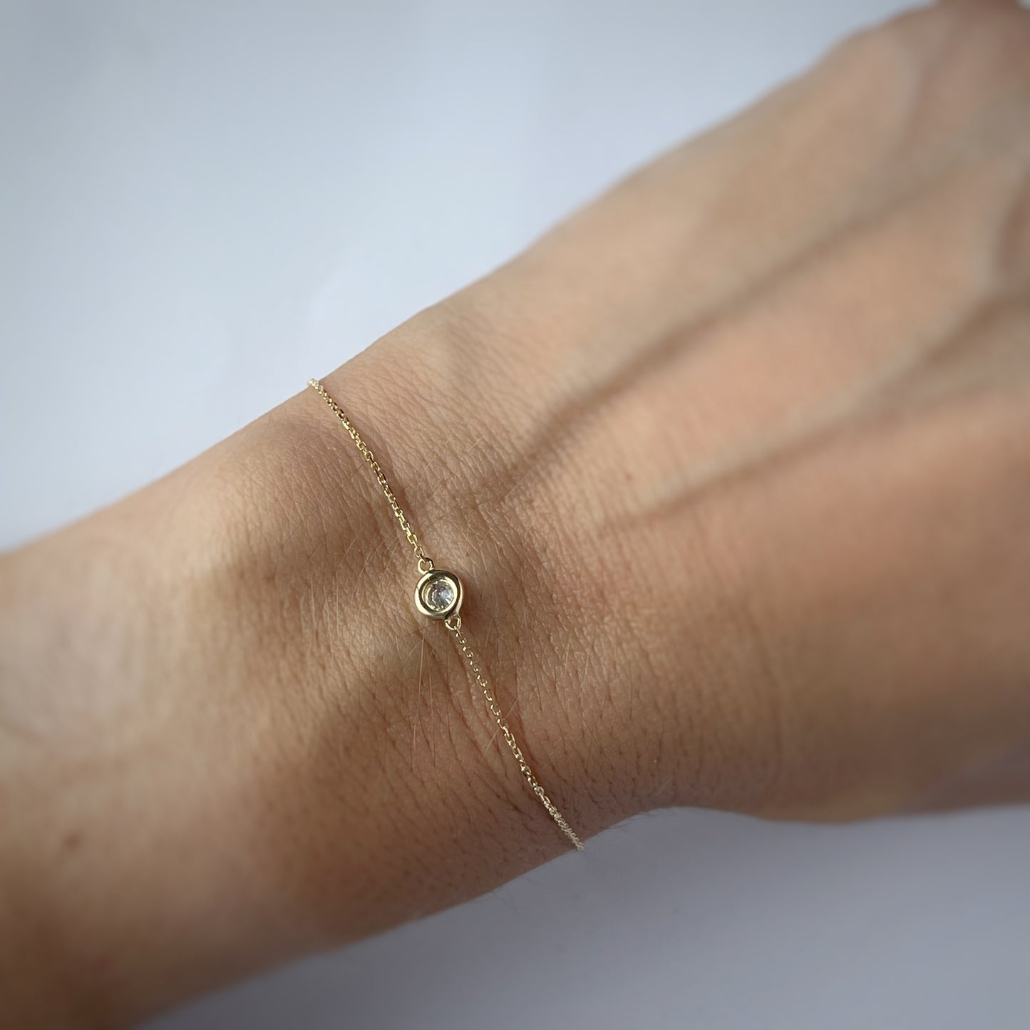 Pulsera de oro amarillo 14k con diamante biselado de 0.09ctw