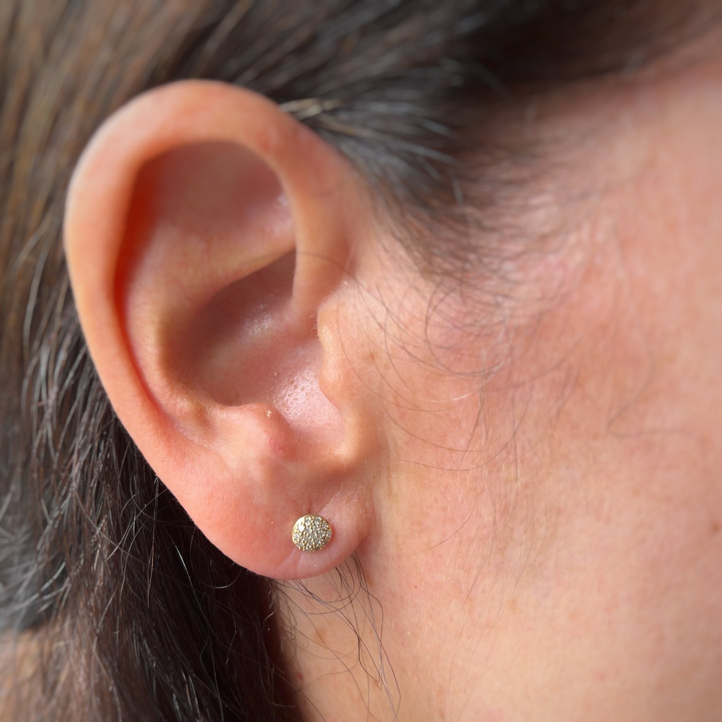 Aretes de mini círculo en oro amarillo 14K con diamantes 0.07ctw