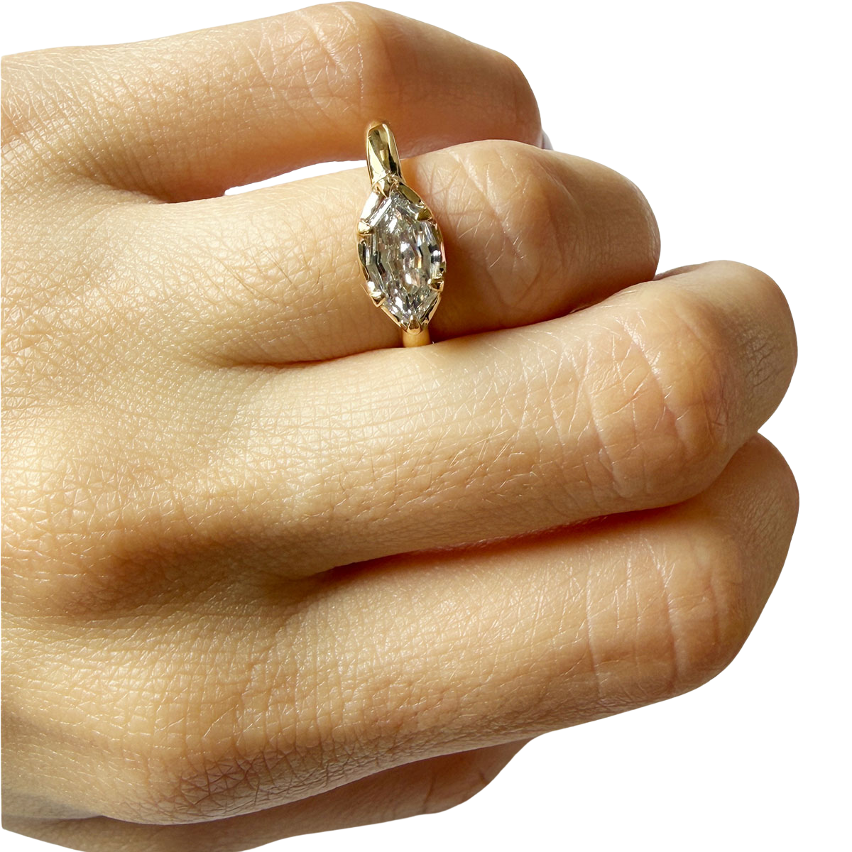 Anillo en oro amarillo 14k con diamante de laboratorio marquesa step-cut de 1ct.