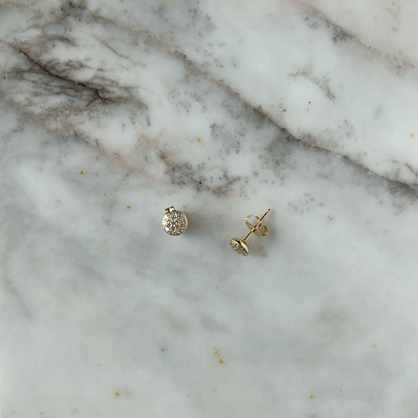 Aretes de mini círculo en oro amarillo 14K con diamantes 0.07ctw