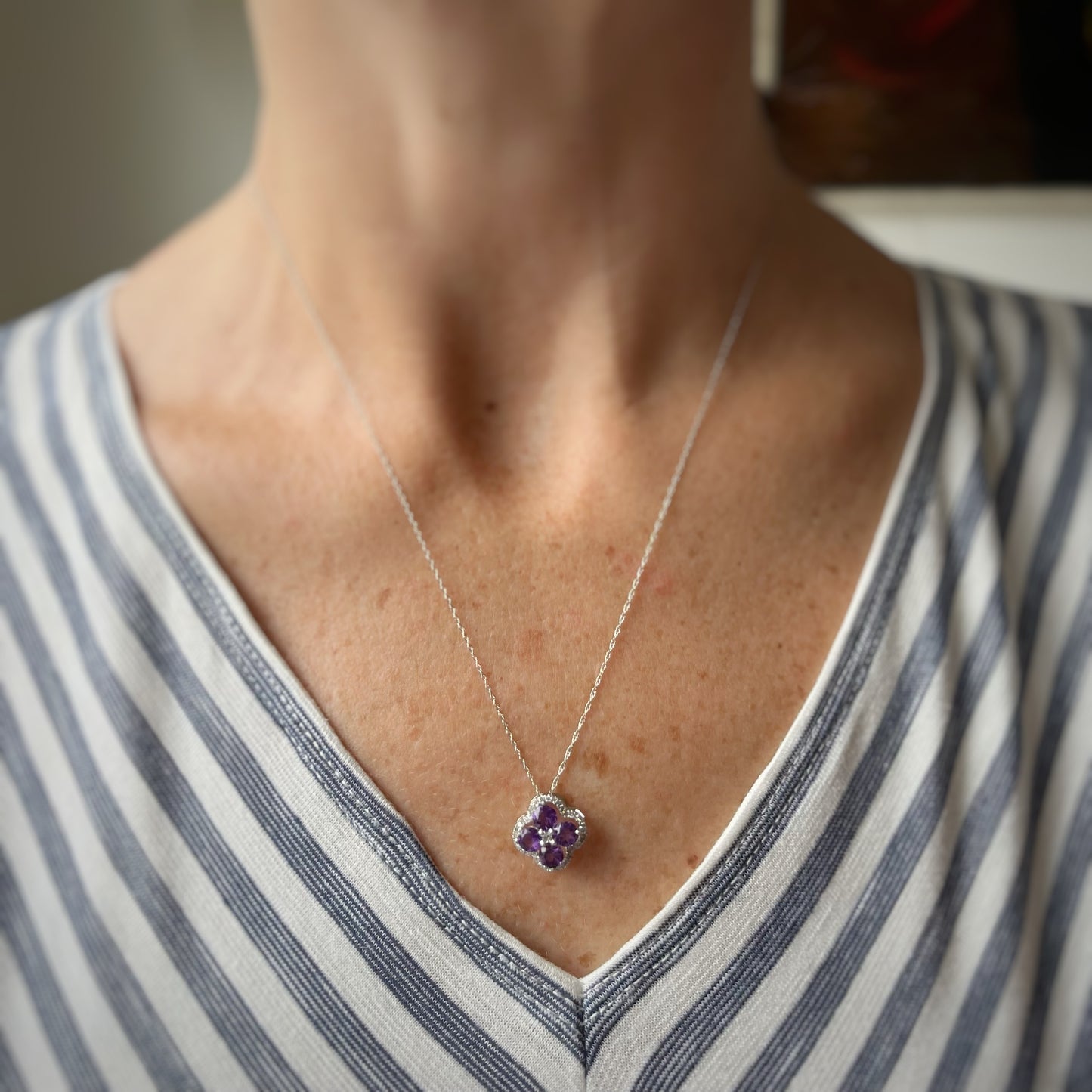 Collar en oro blanco 10k con flor de amatistas y halo de diamantes 0.20ctw