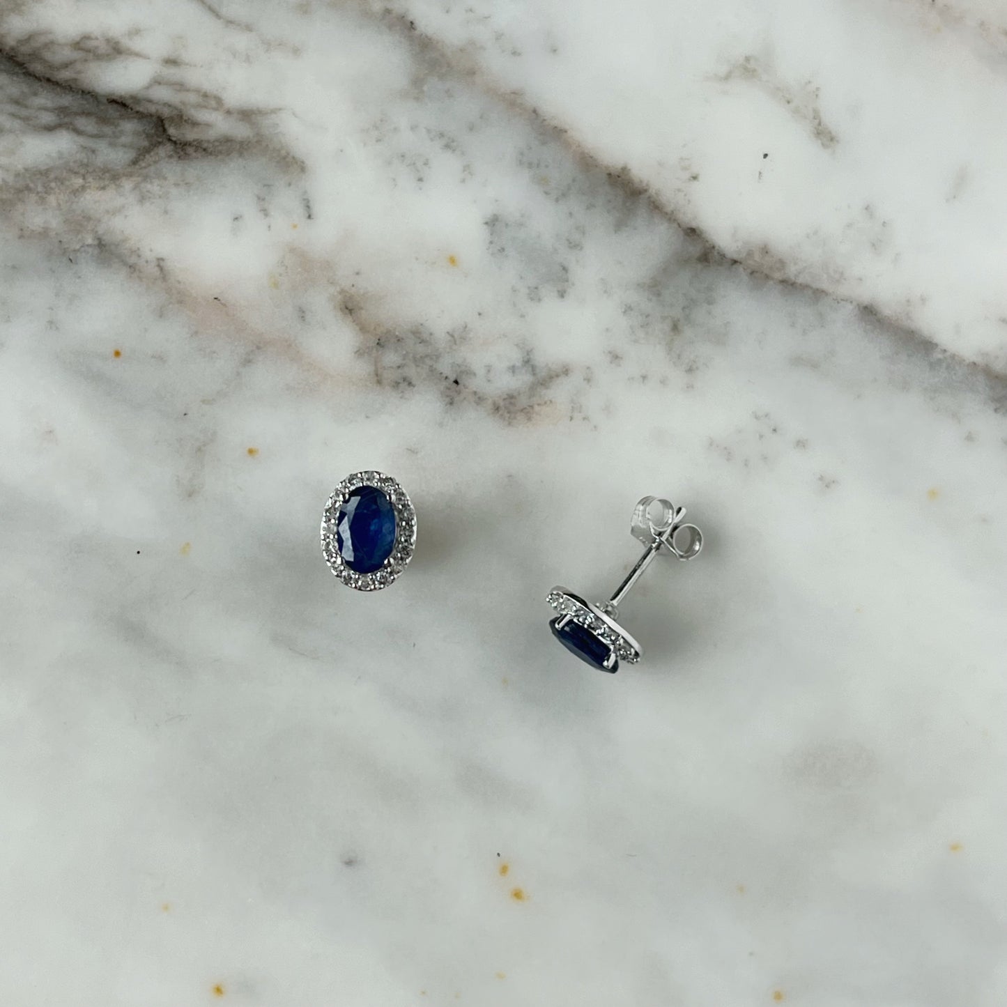 Aretes ovalados en oro blanco 10k con diamantes 0.15ctw en zafiro