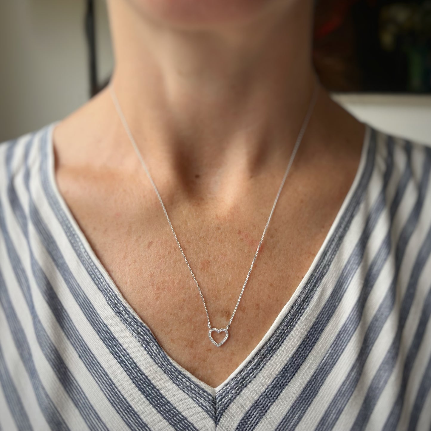 Collar en oro blanco 14k y corazón delineado de diamantes 0.06ctw