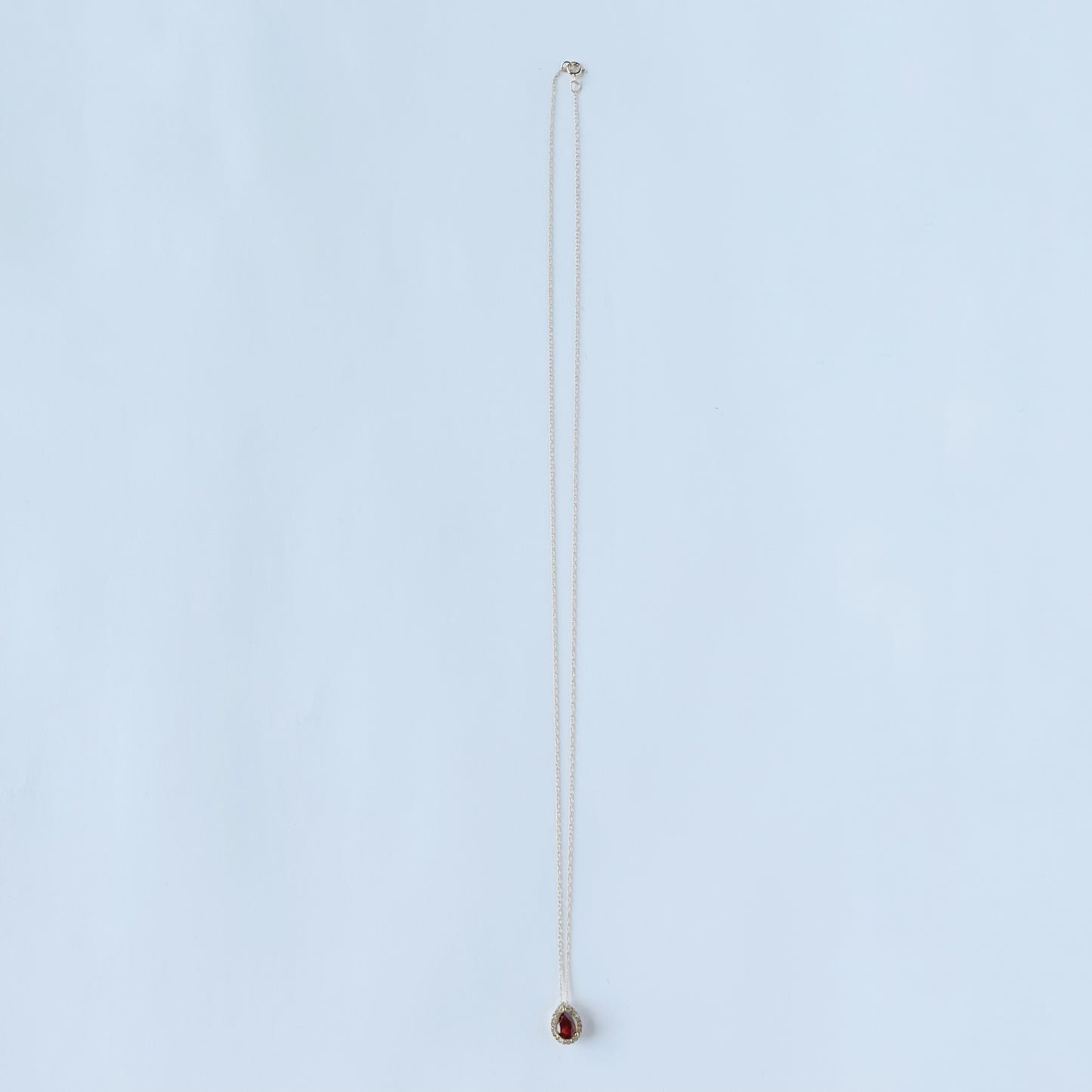 Collar en oro amarillo 14k con gota de granate y halo de diamantes 0.07ctw