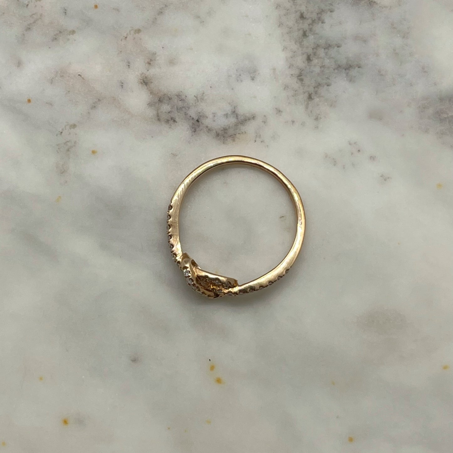 Anillo de nudo con diamantes 0.25ctw en oro rosado 10k