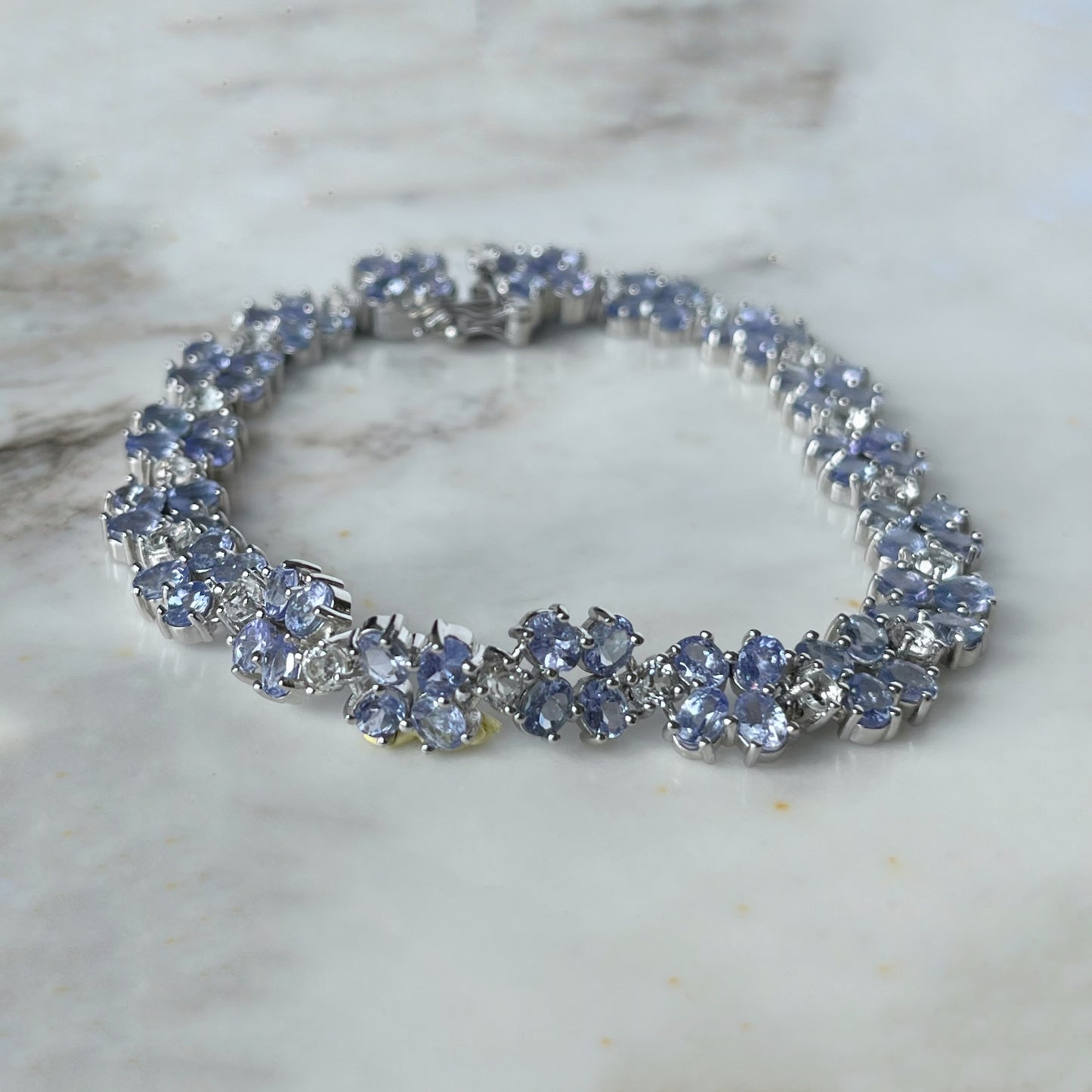 Pulsera de plata con tazanita y zafiro blanco de laboratorio
