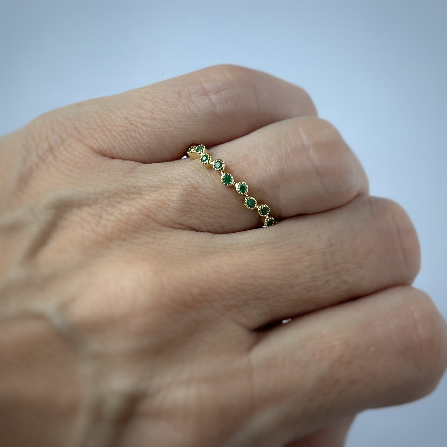 Anillos en oro amarillo 10k con esmeraldas mini biseladas