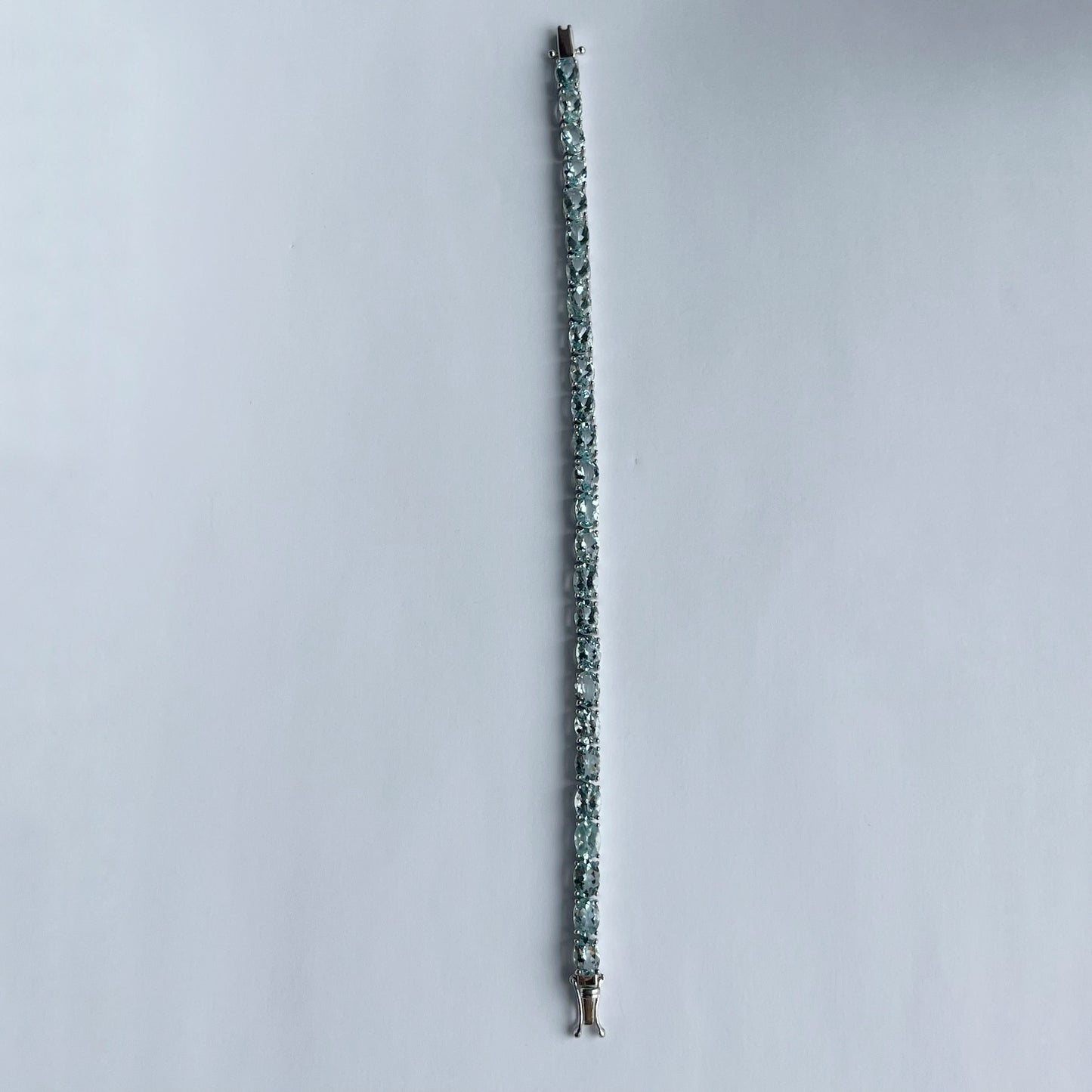 Pulsera tenis de plata con aquamarinas ovaladas