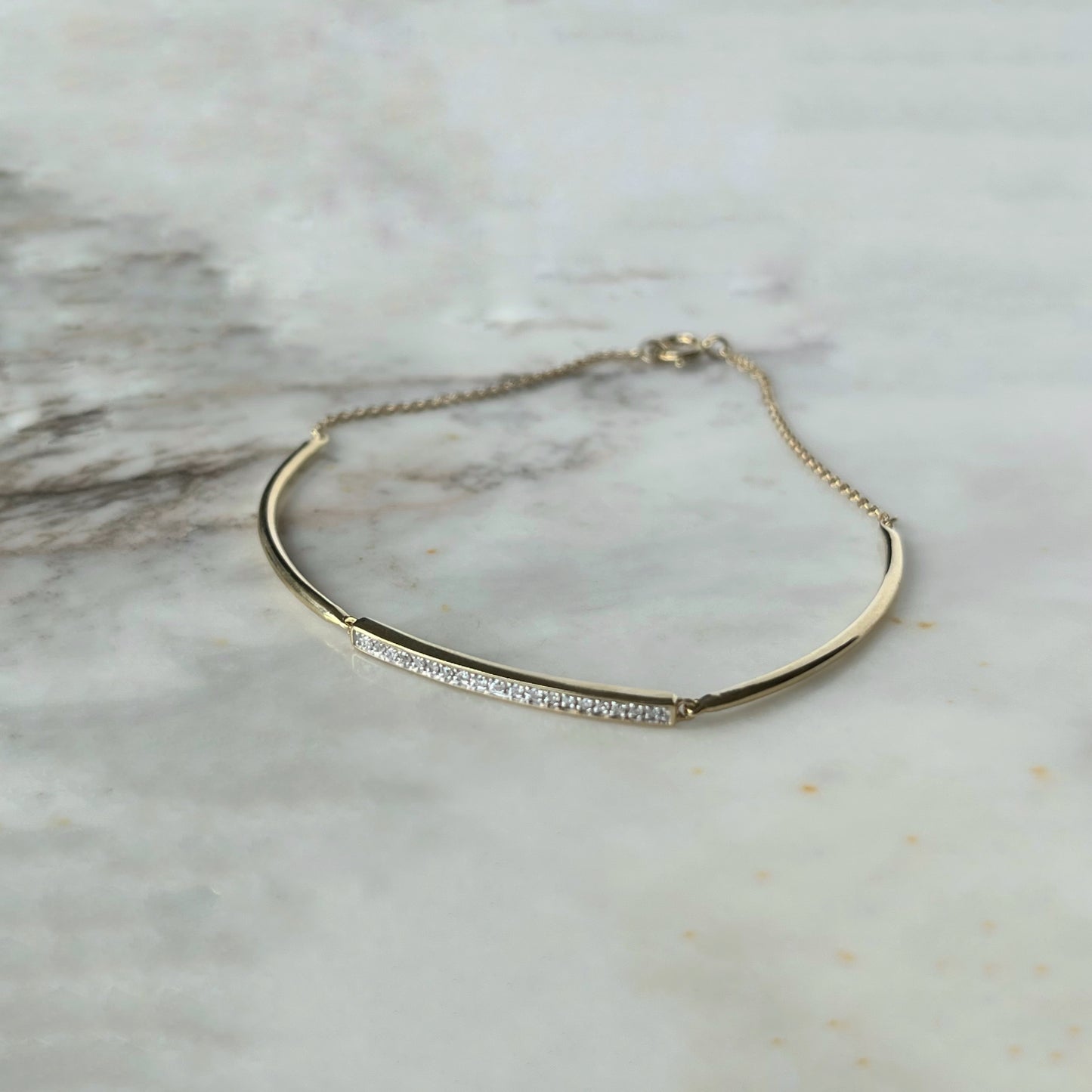 Pulsera en oro amarillo 10k con barrita de diamantes 0.11ctw