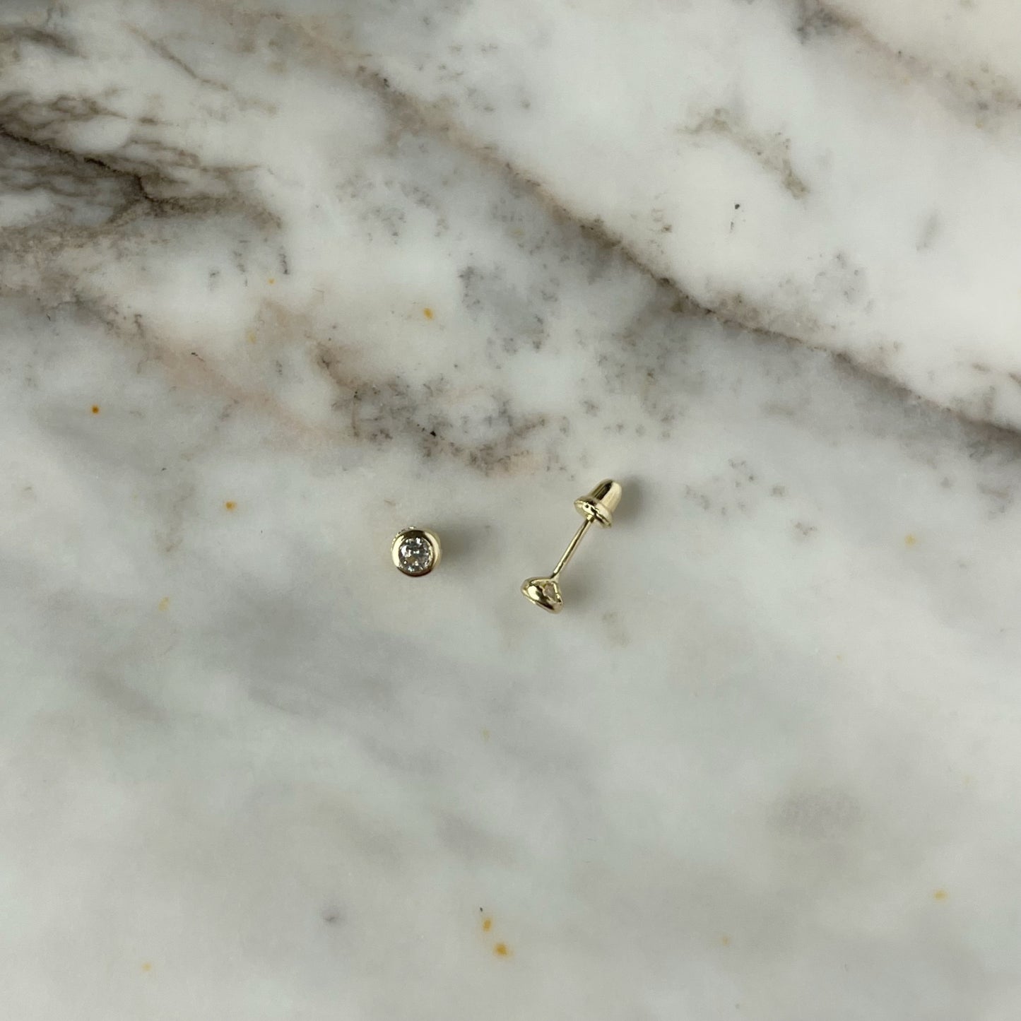 Aretes en oro amarillo 14k con circón biselado blanco con broche rosca