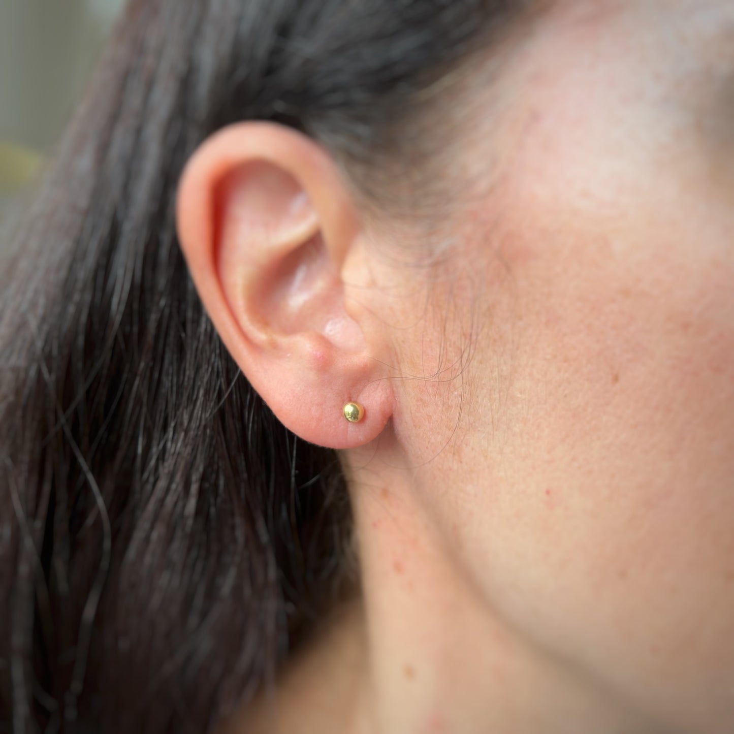 Aretes en oro amarillo 18k bolitas de 4mm con broche rosca