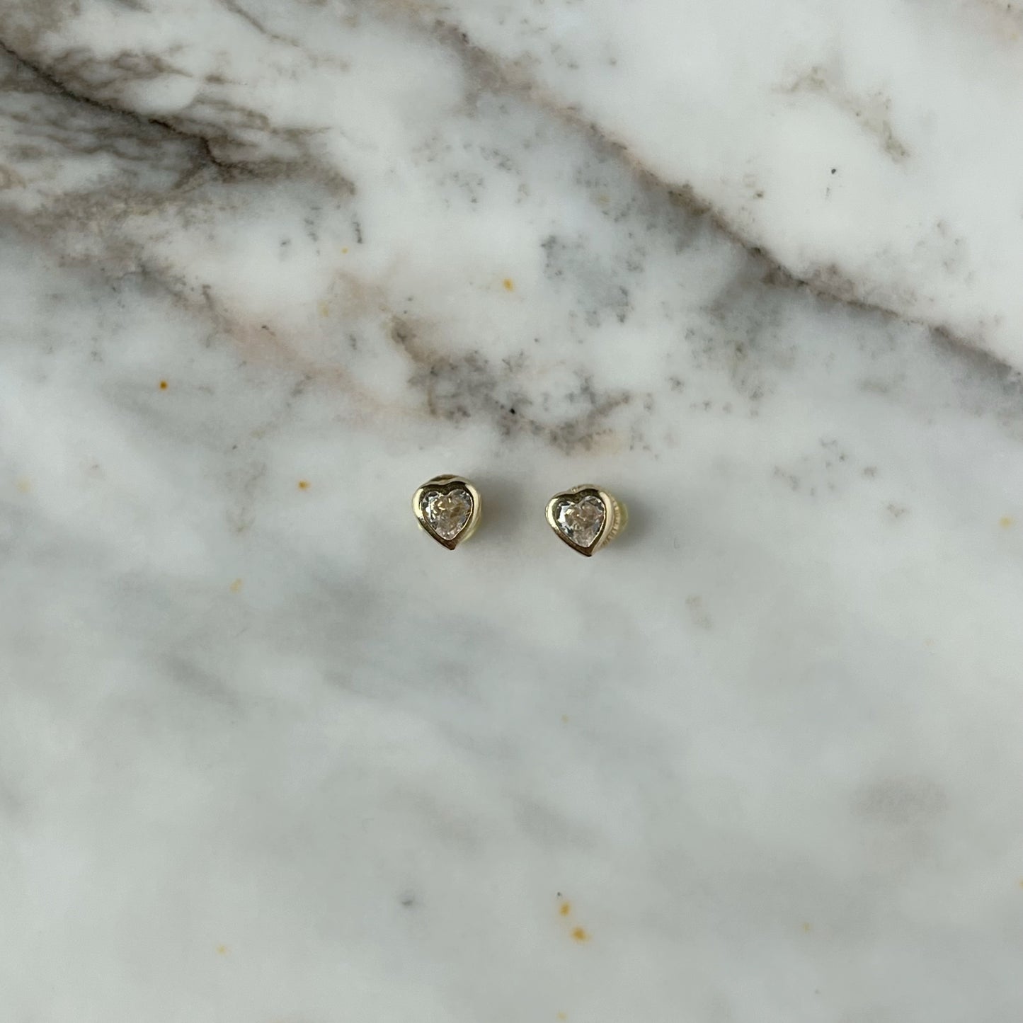 Aretes en oro amarillo 14k circonita blanca de corazón con bisel con broche rosca