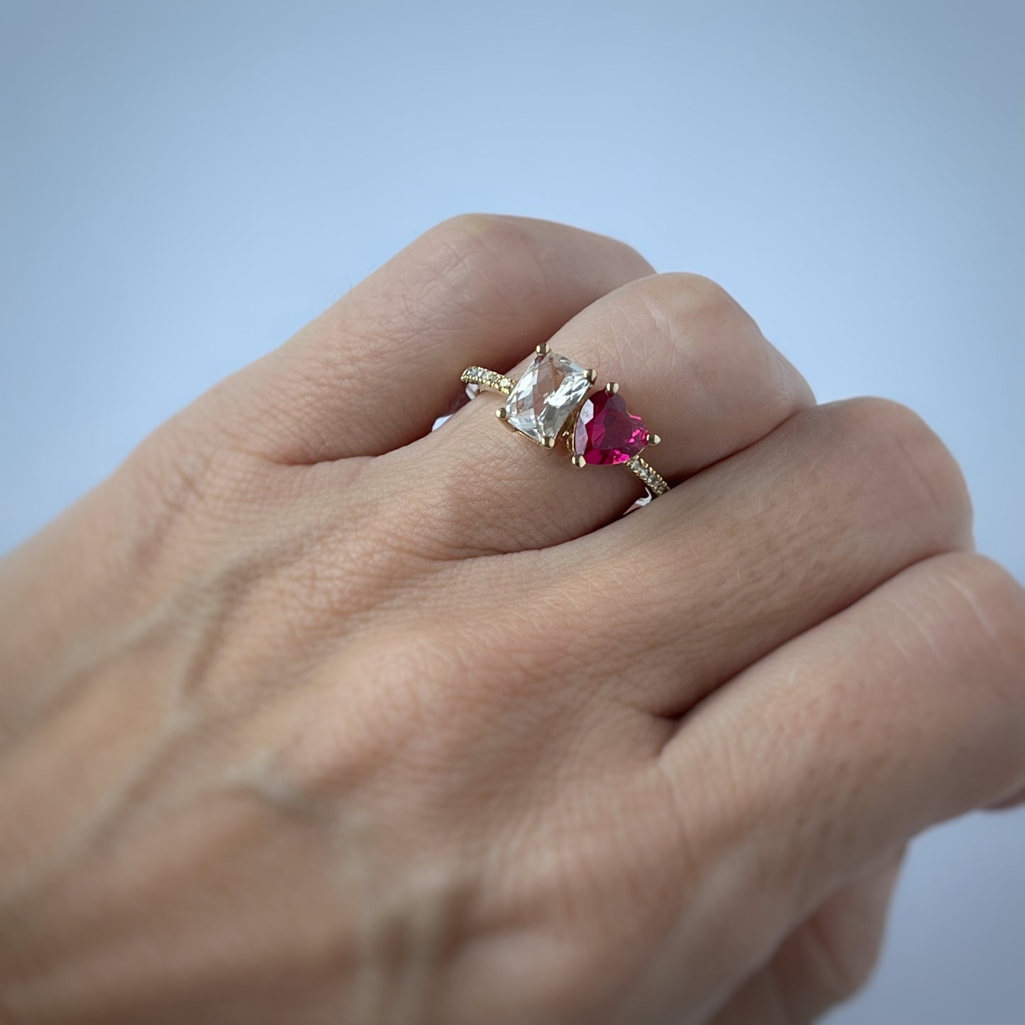 Anillo en oro amarillo 14k con rubí y zafiro de laboratorio y 0.10ctw de diamantes
