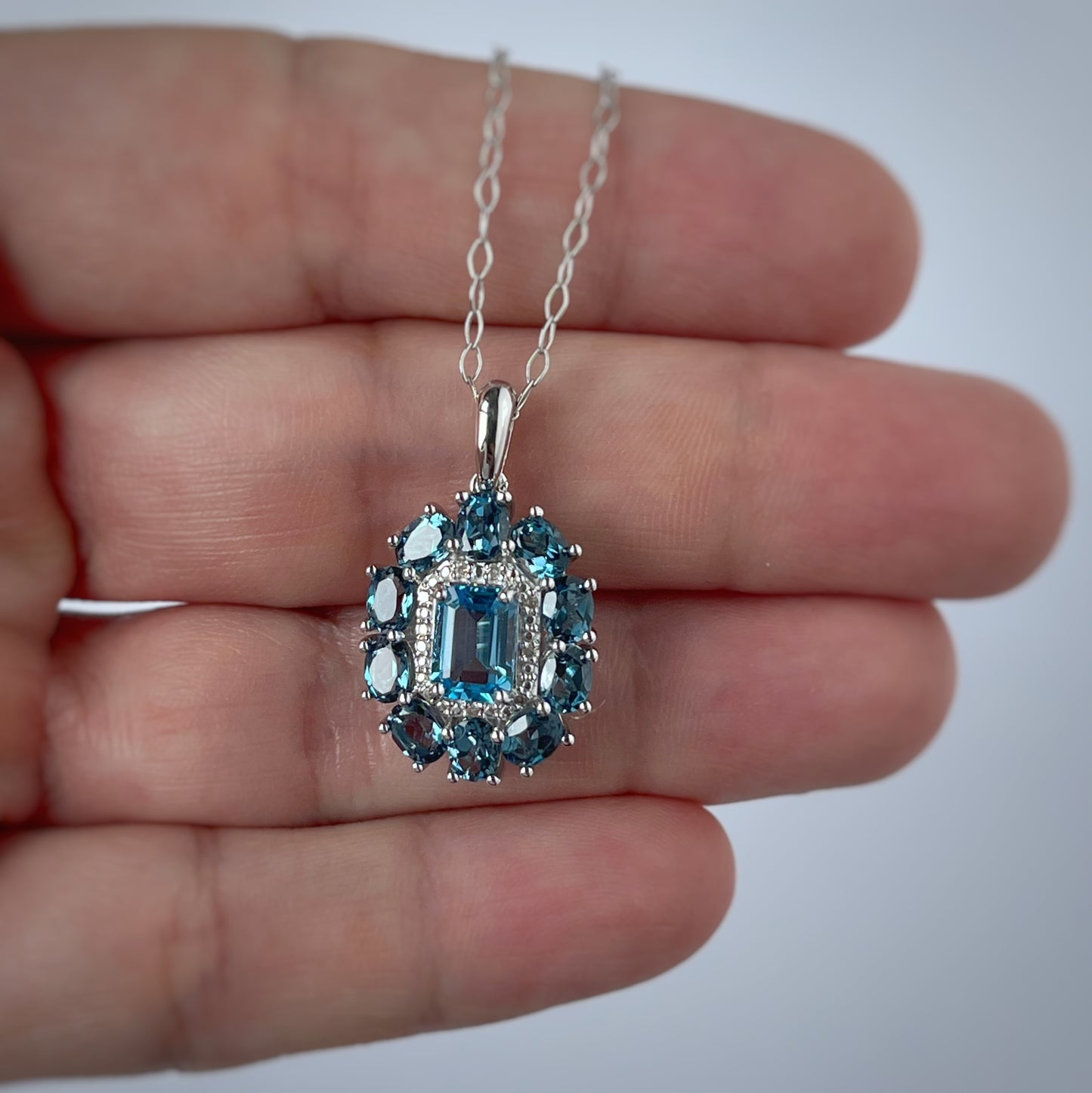 Collar en plata con topacios azules y diamantes 0.04ctw