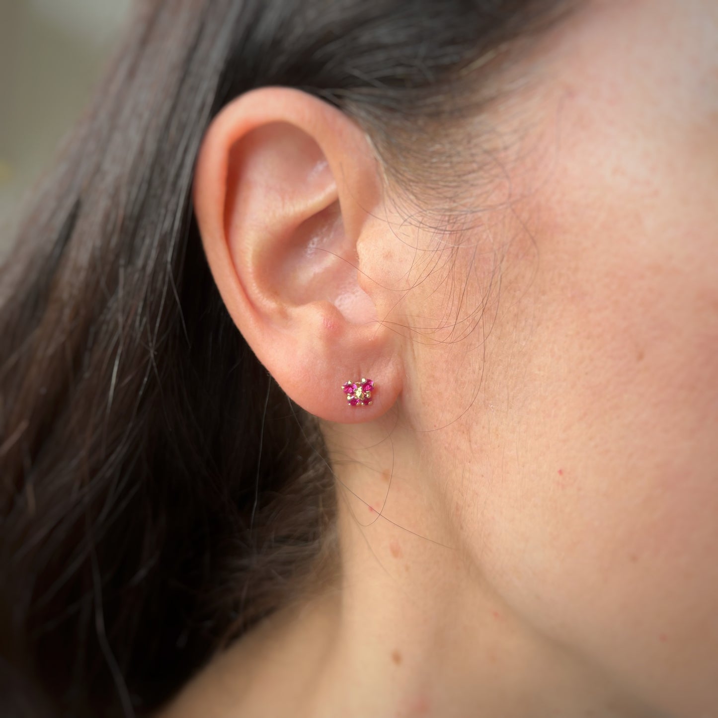 Aretes en oro amarillo 14k con mariposita de circonitas rojas con broche rosca
