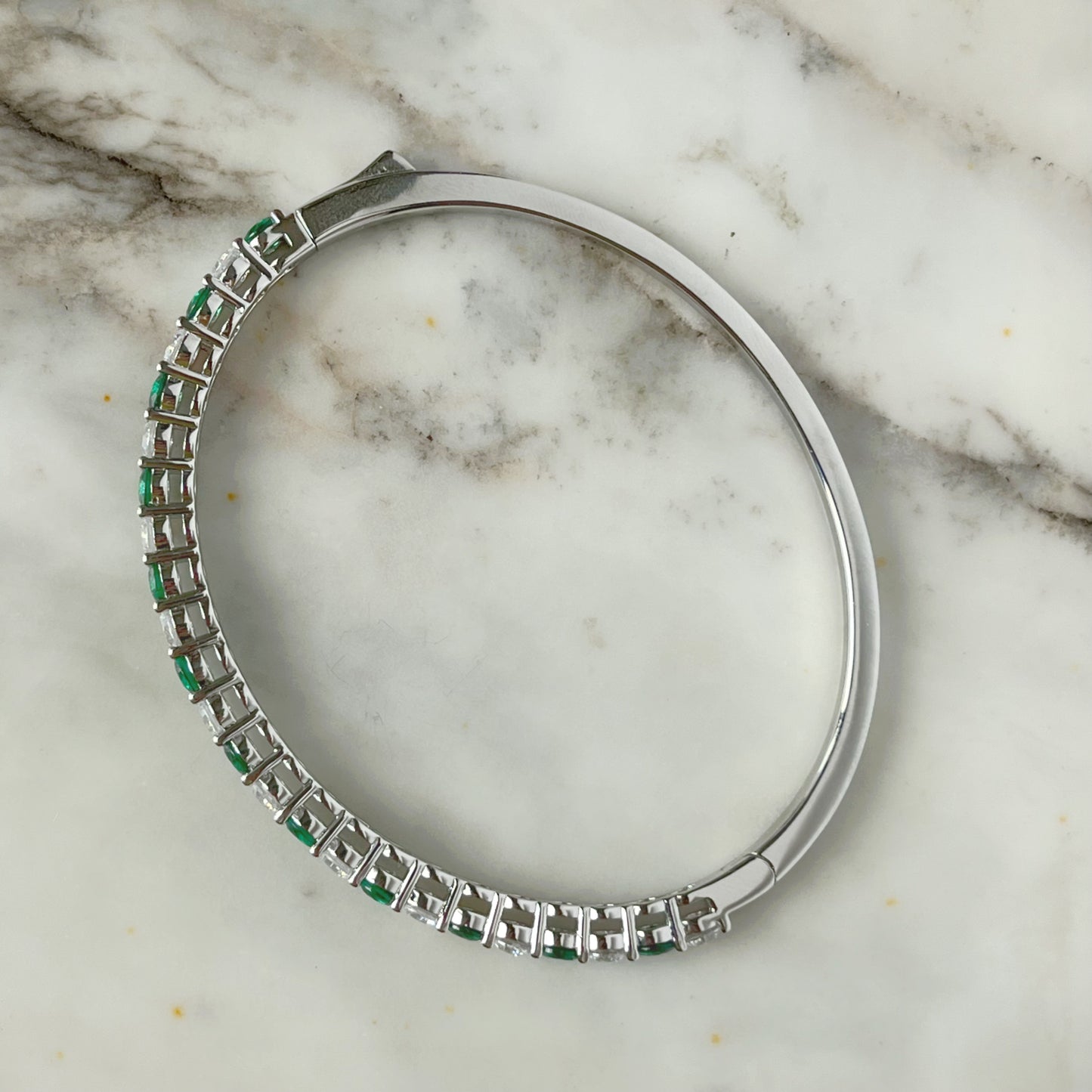 Pulsera dura de plata con baño platino y circonita blancas y verde esmeralda