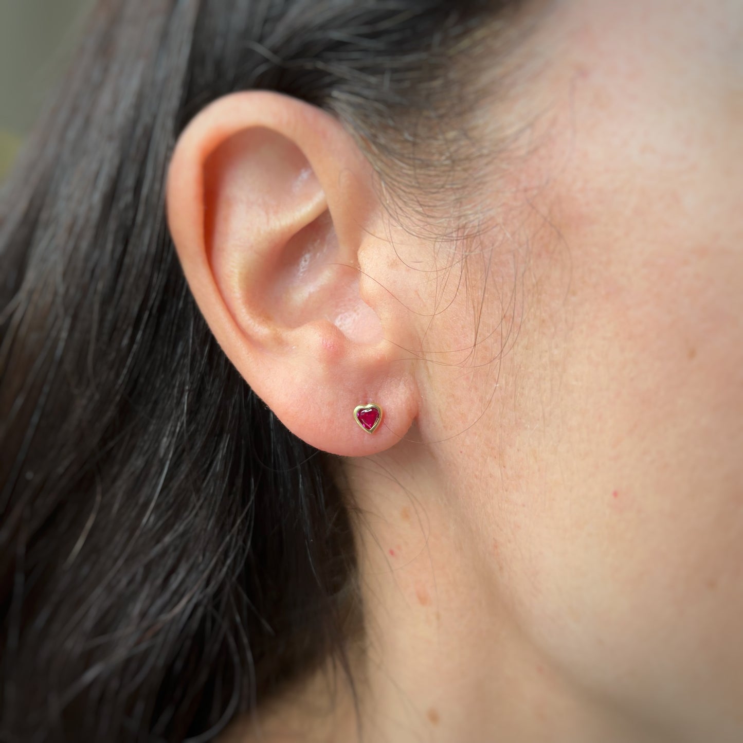 Aretes en oro amarillo 14k circonita roja de corazón con bisel con broche rosca
