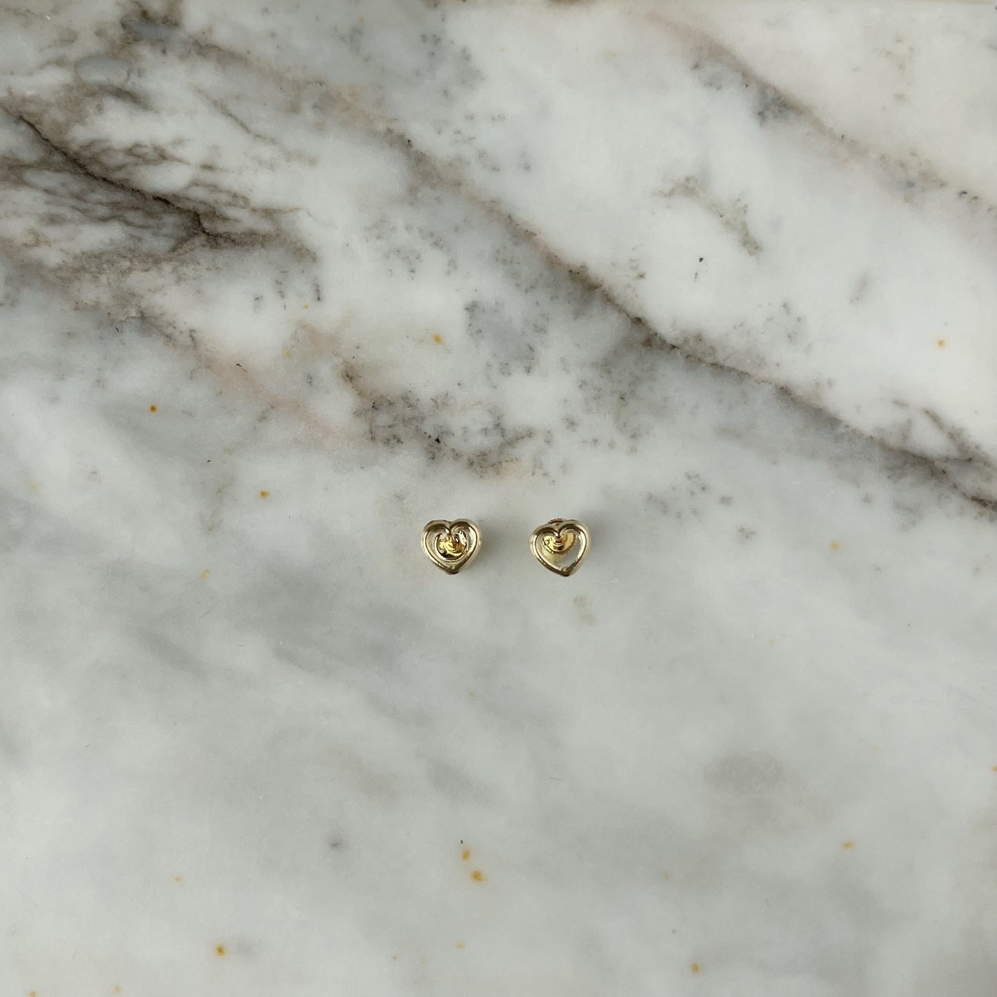 Aretes en oro amarillo 14k con corazón delineado con broche rosca