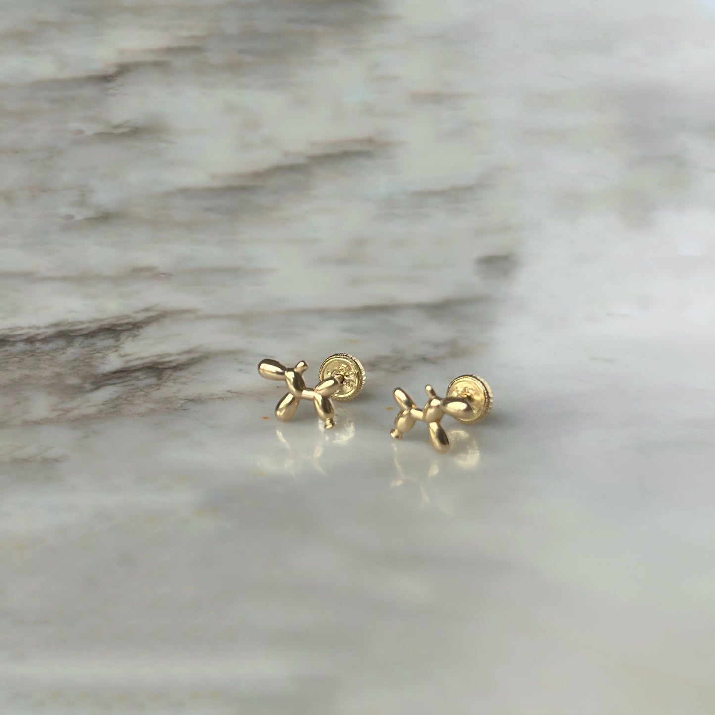 Aretes en oro amarillo 14k con perrito de globito con broche rosca