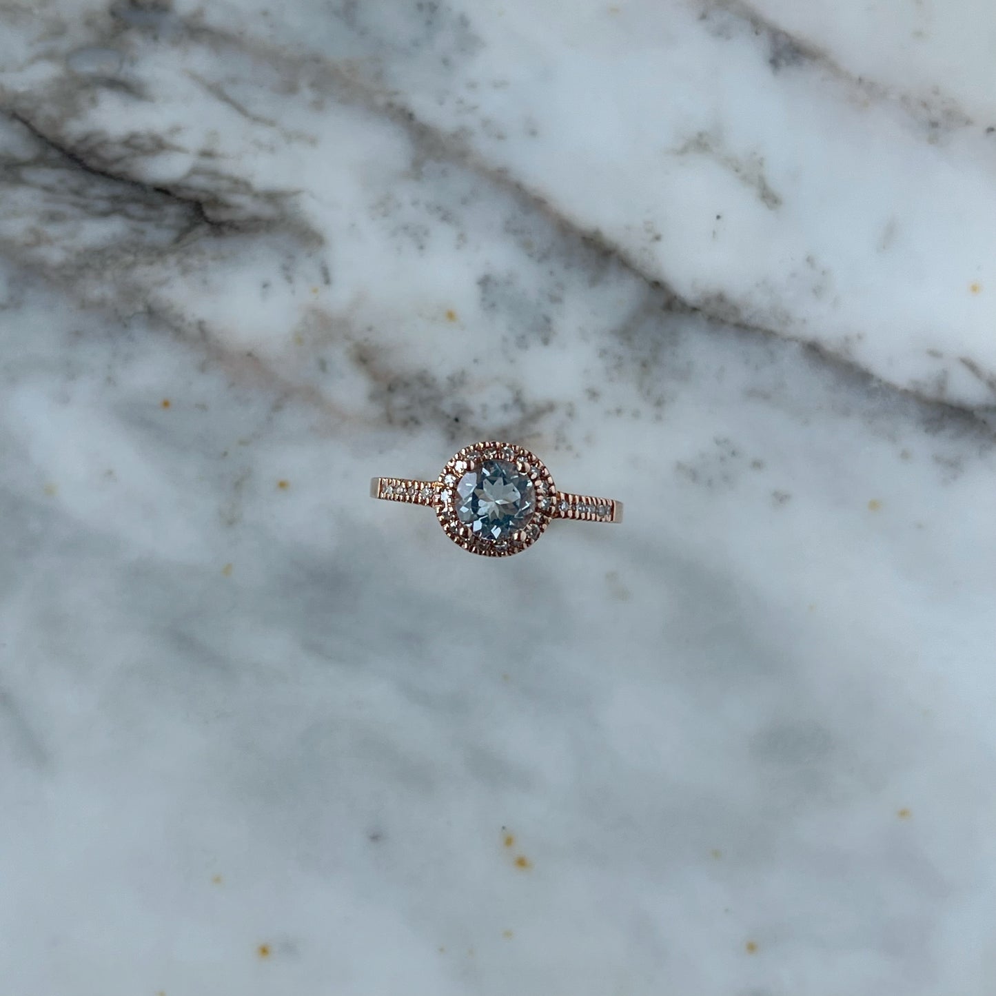 Anillo en oro rosa 14k con aquamarina y diamantes 0.15ctw