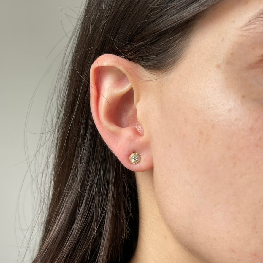 Arete en oro amarillo 18k con circonita blanca y Halo con tope rosca