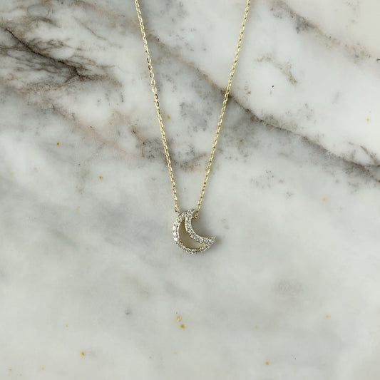 Collar en oro amarillo 14k con luna delineada de diamantes 0.15ctw