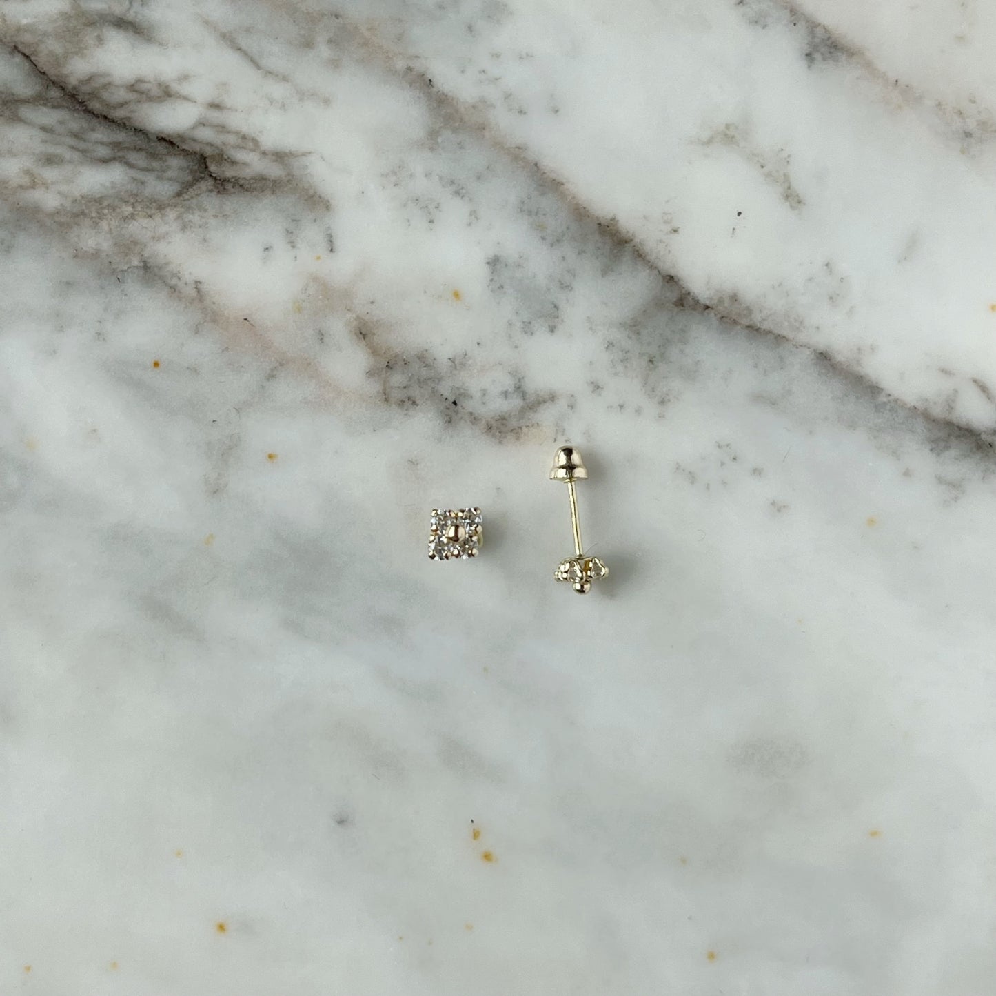 Aretes en oro amarillo 14k flores de circonitas blanca con bolita de oro en el centro con broche rosca