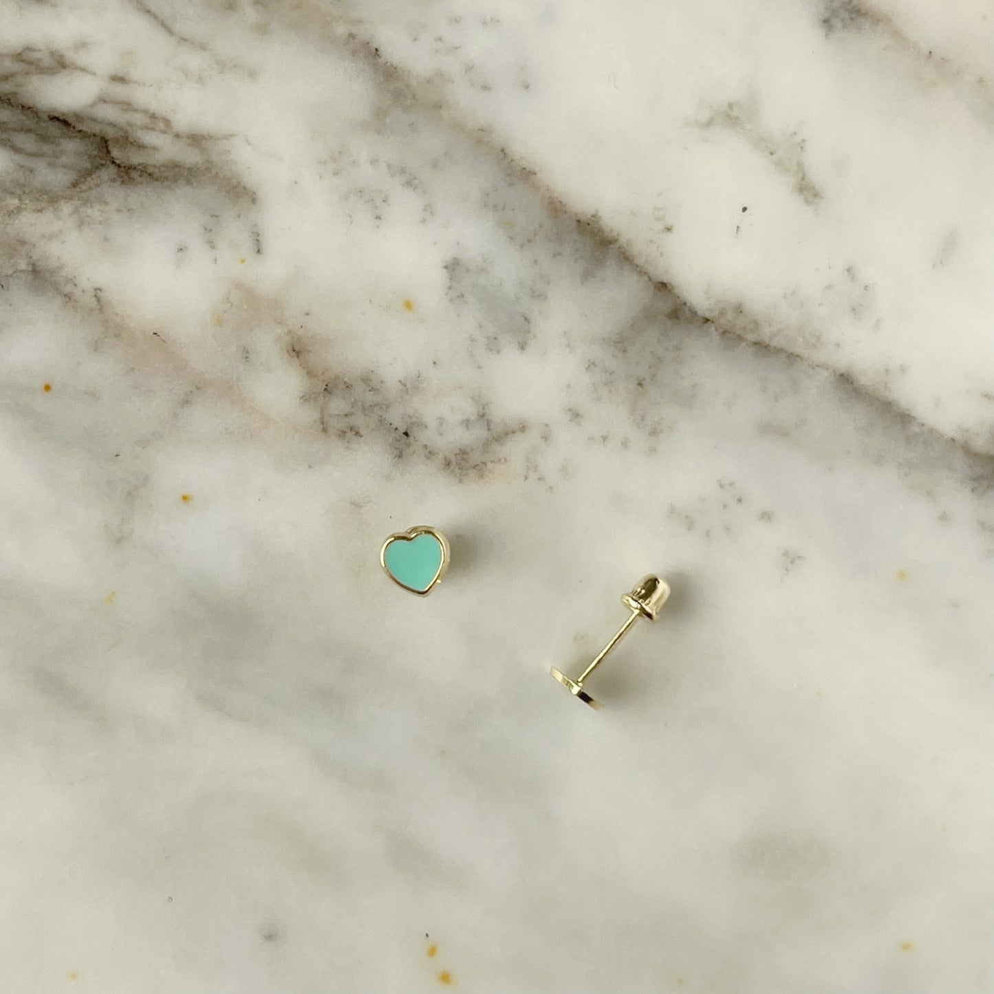 Aretes en oro amarillo 14k con corazones esmaltados verde agua con broche rosca