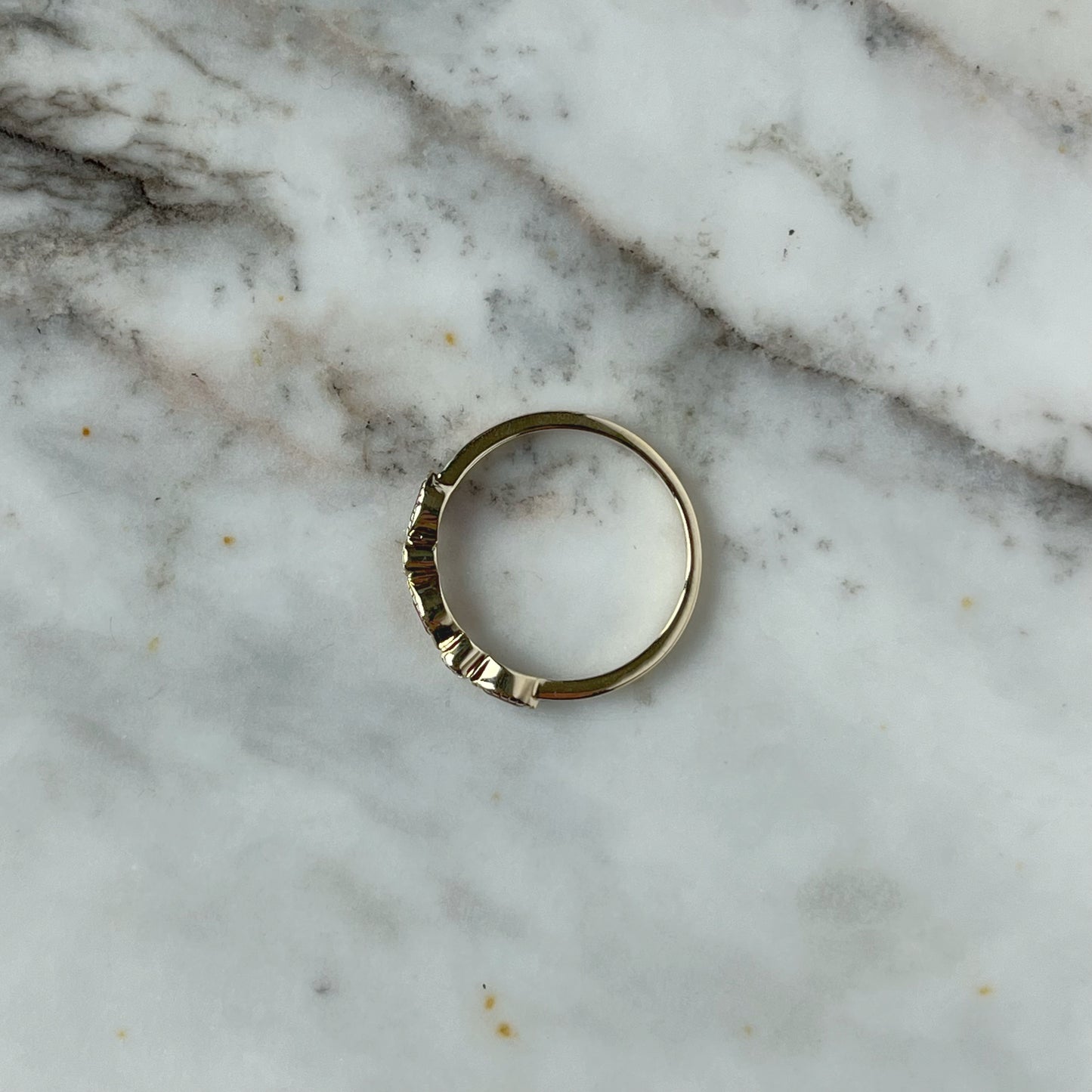 Anillo en oro amarillo 14k con marquesas de rubí 0.21ctw y diamantes 0.03ctw