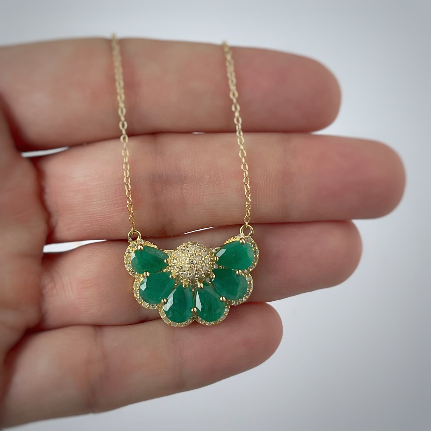 Collar en plata con baño de oro y 3.9ctw de esmeraldas y 0.50ctw de diamantes