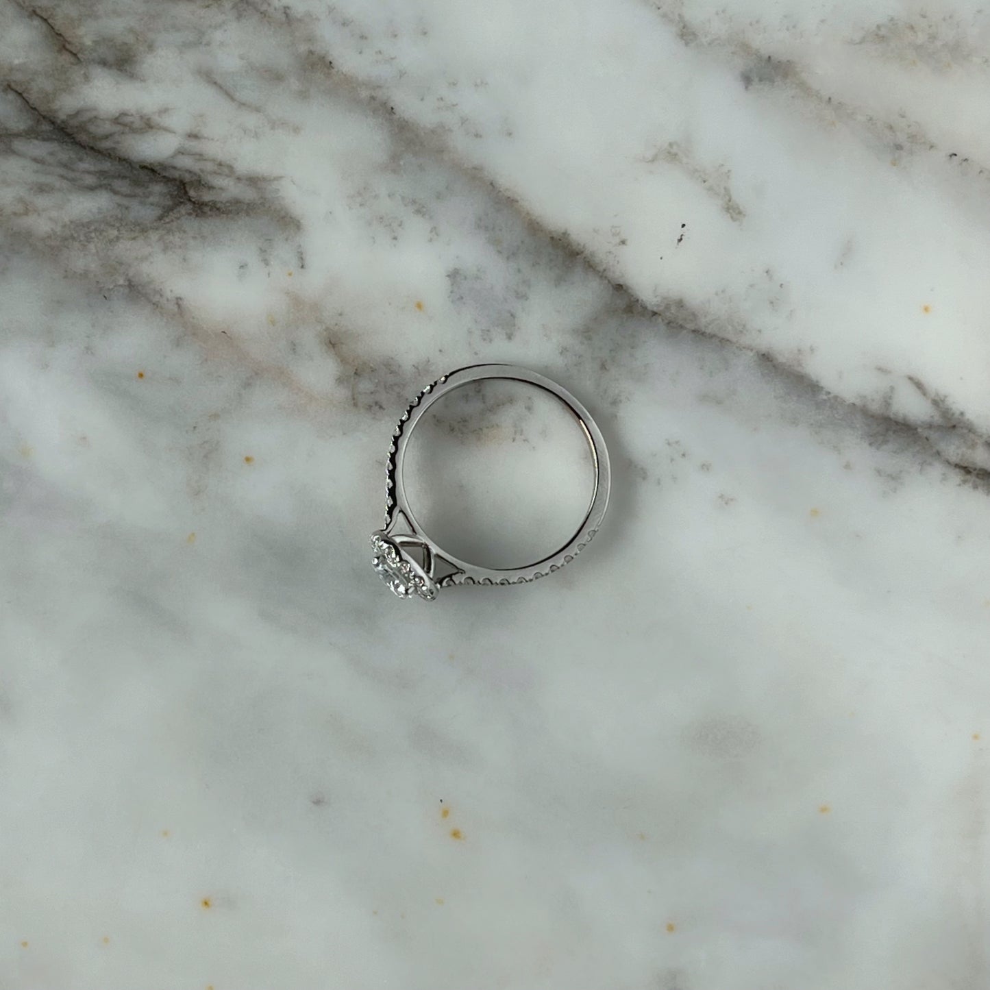 Anillo de compromiso en oro blanco 14k con 1ctw diamantes de laboratorio