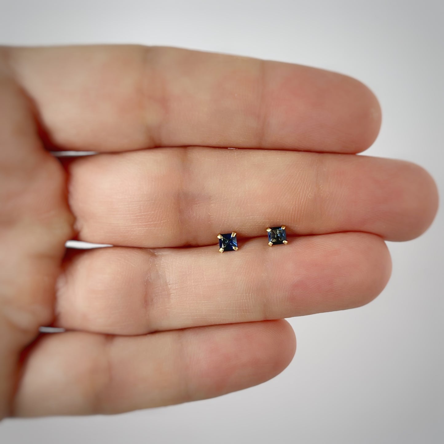 Aretes en oro amarillo 14k circones cuadrados de 3mm azul con broche rosca