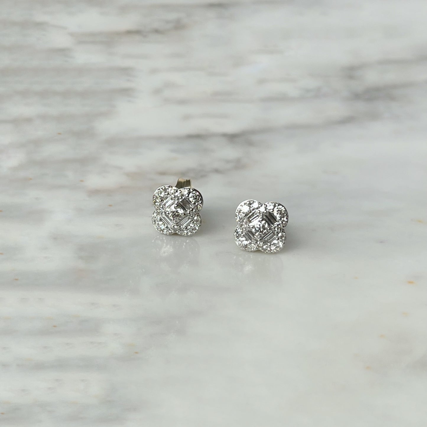 Aretes en oro blanco y amarillo 10k en forma de flor de diamantes 0.50ctw