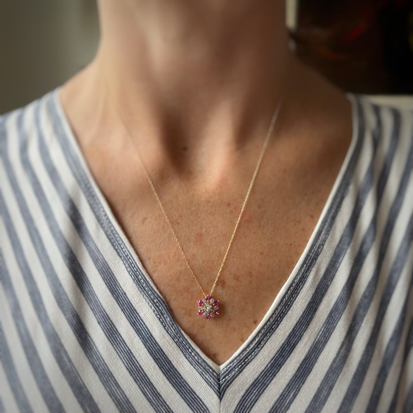 Collar en oro amarillo 14k con dije redondo de rubíes y diamantes 0.05ctw