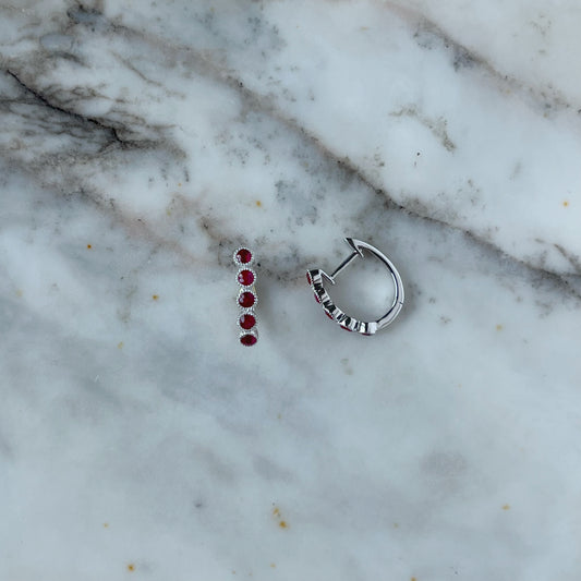Huggies en oro blanco 10k con rubíes 0.50ctw