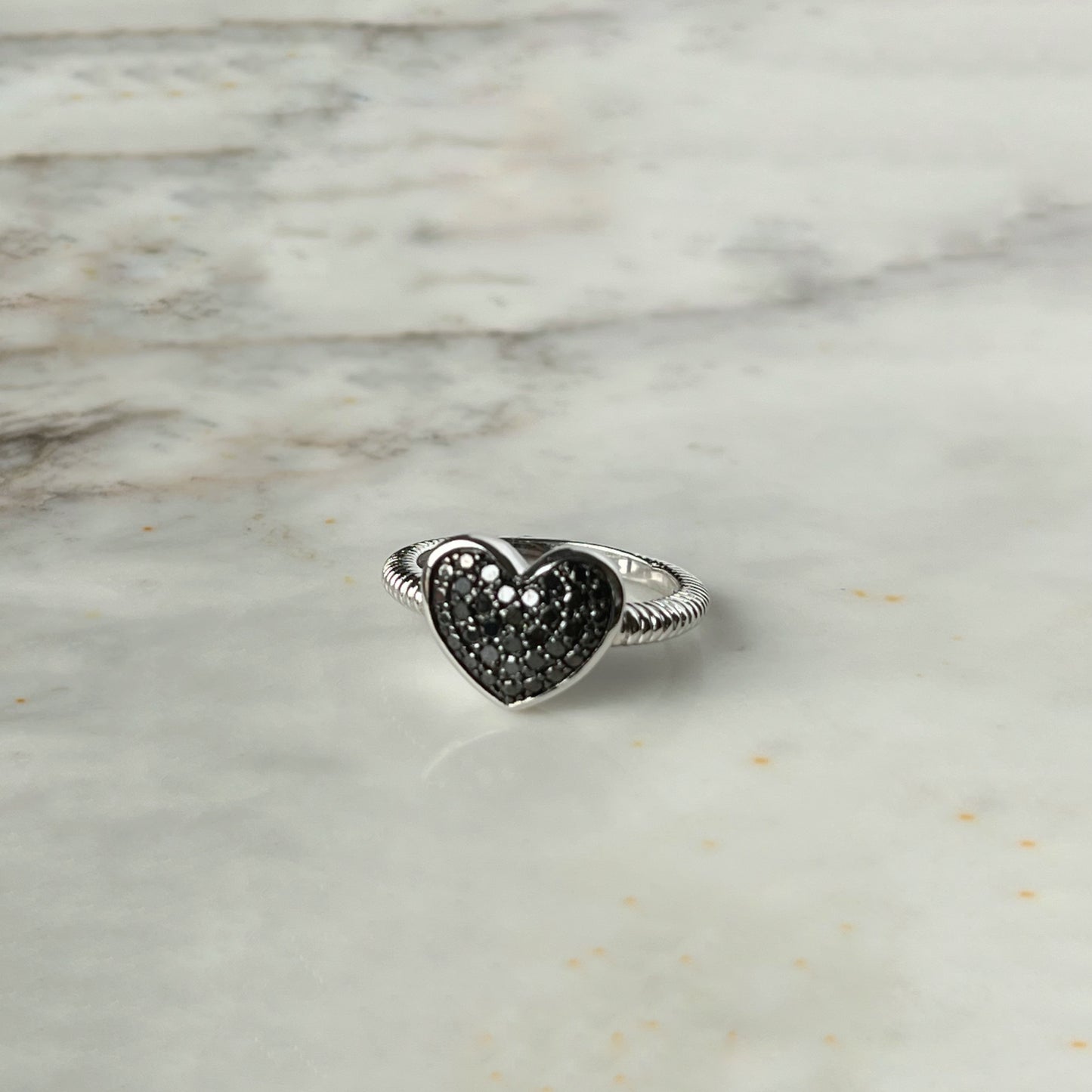 Anillo de plata con corazón de diamantes negros 0.20ctw