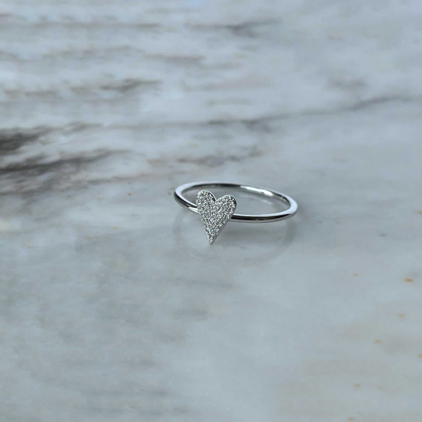 Anillo en oro blanco 10k con corazón de diamantes 0.10ctw