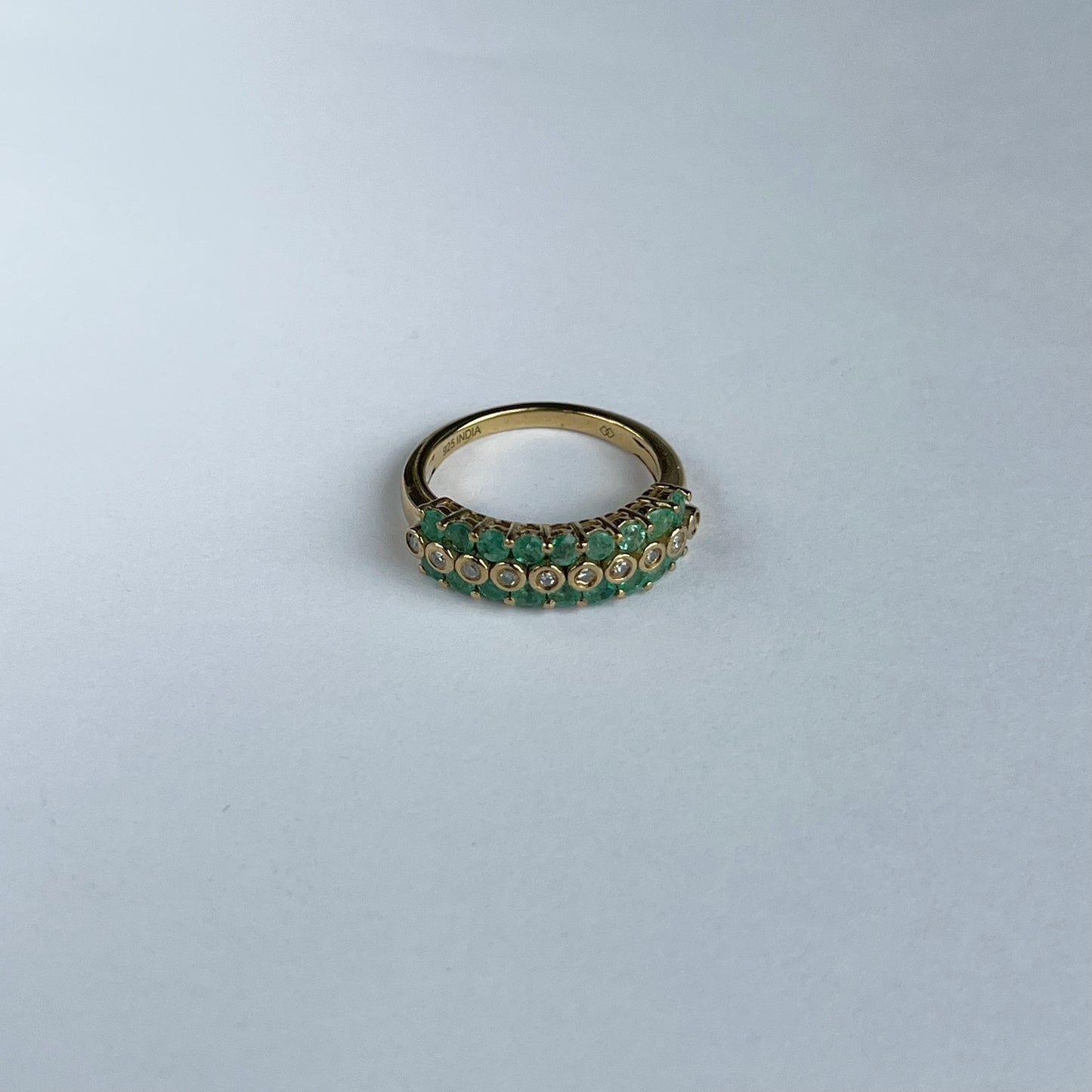 Anillo de plata con baño de oro de tres filas con esmeraldas y diamantes 0.10ct