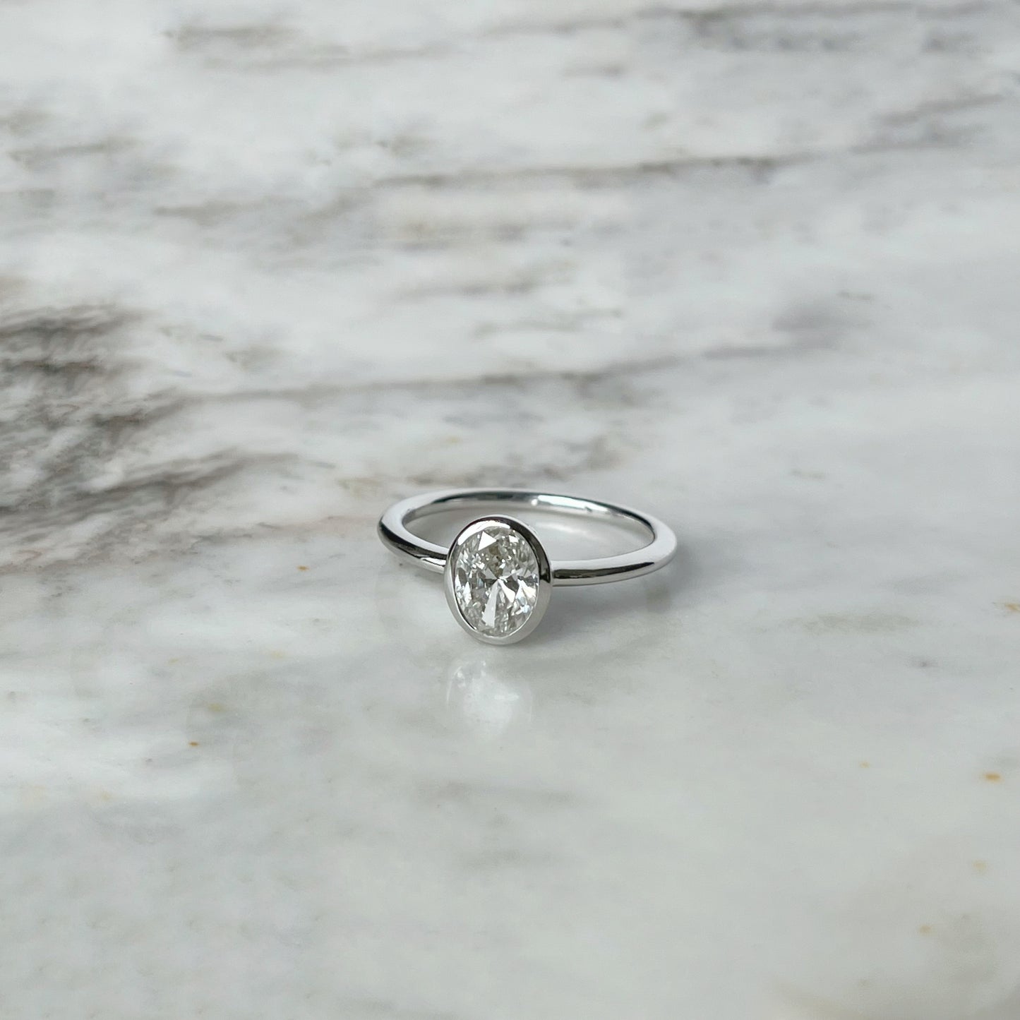 Solitario de diamante ovalado de un quilate de laboratorio en oro blanco 14k