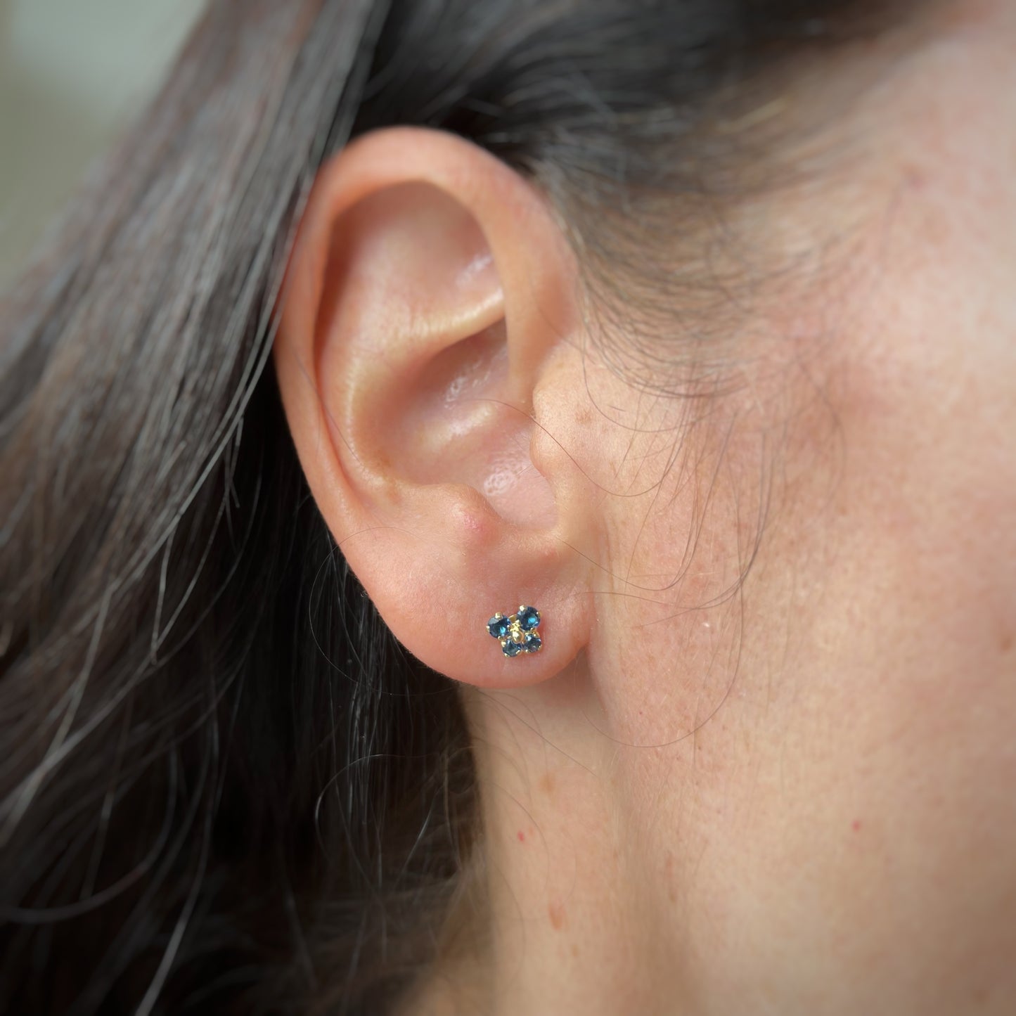 Aretes en oro amarillo 14k con mariposita de circonitas azul con broche rosca