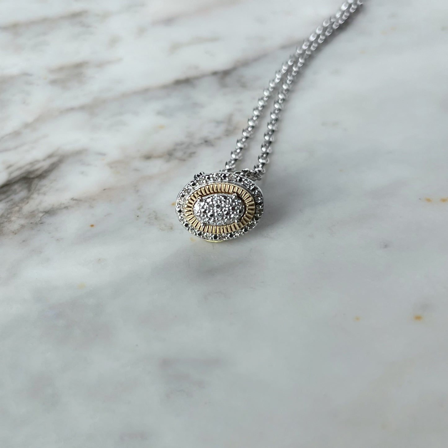 Collar en plata con dije de óvalo en dos tonos con diamantes 0.10ctw