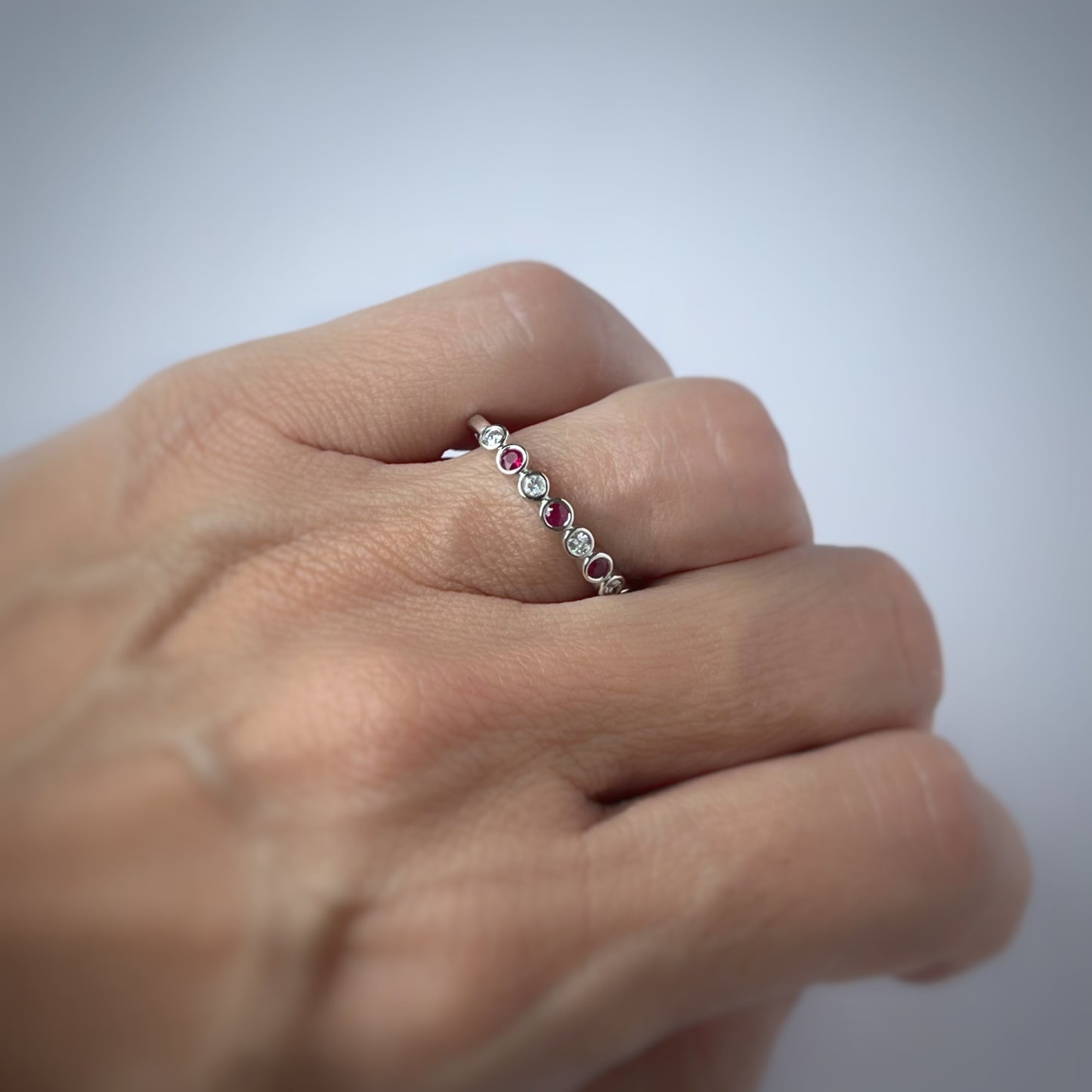 Medio cintillo de diamantes 0.15ctw y rubi biseladas en oro blanco 10k