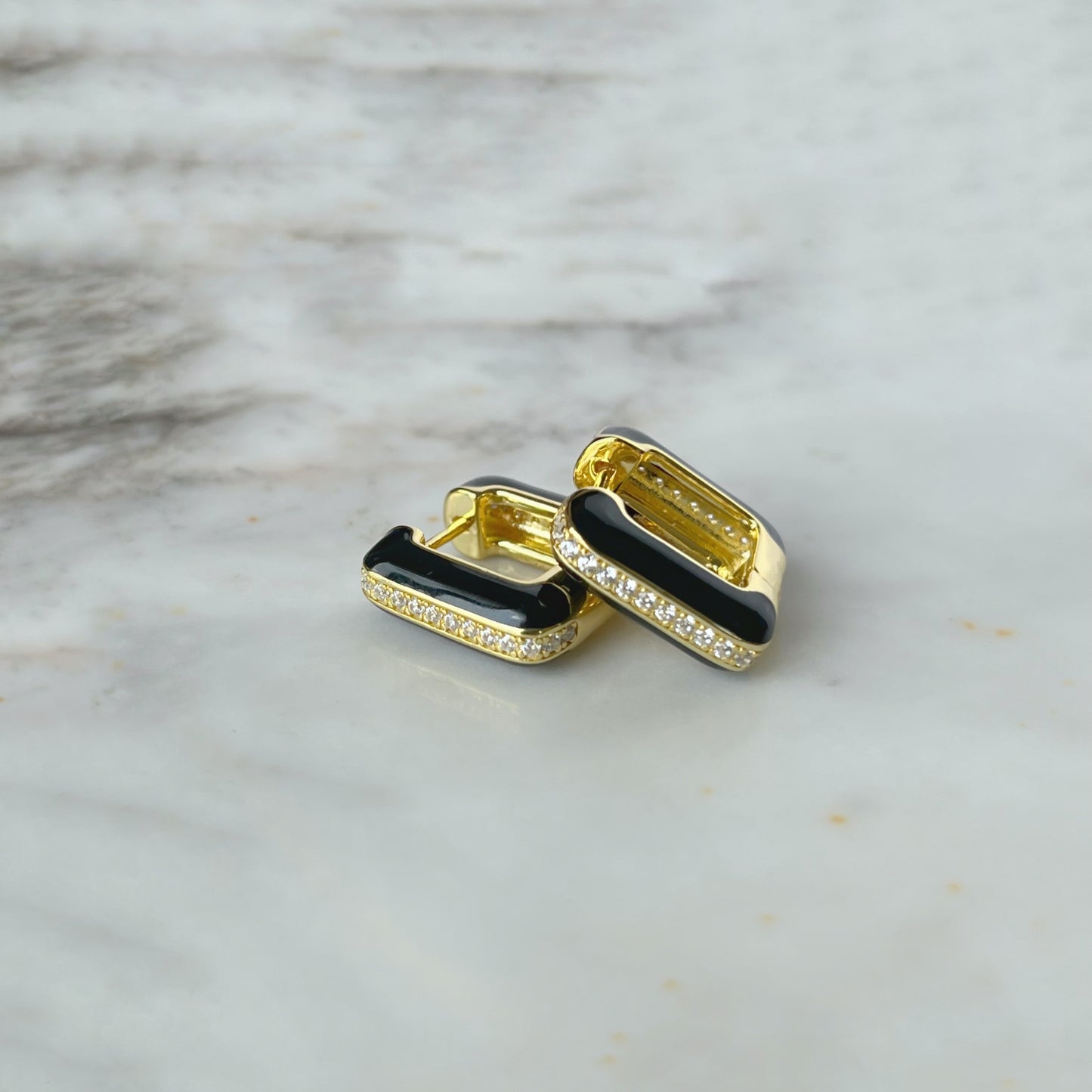 Huggies de plata con baño de oro amarillo esmalte negro y circonitas