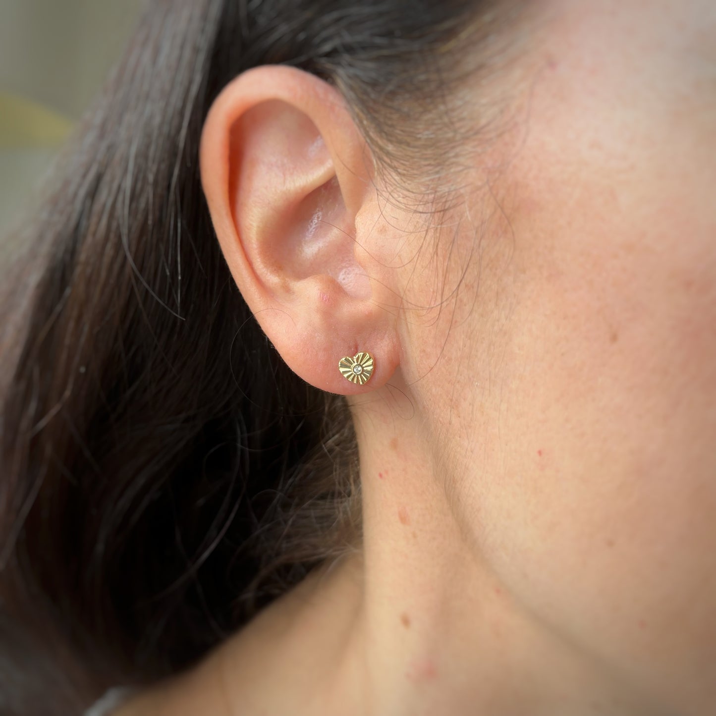 Aretes en oro amarillo 14k con corazón con rayos con broche rosca